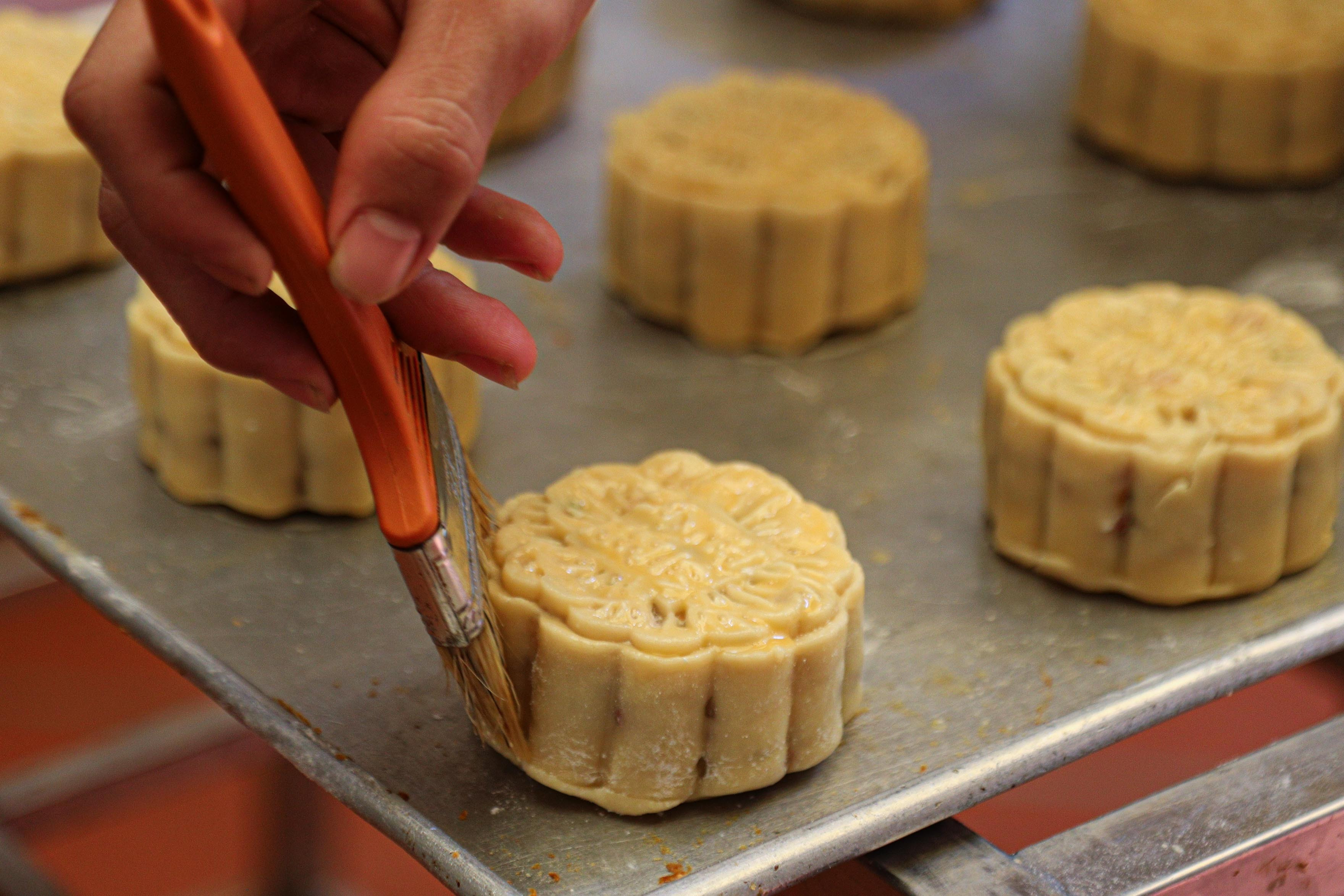 Khách ưa chuộng bánh trung thu truyền thống, các lò sản xuất thâu đêm - 16