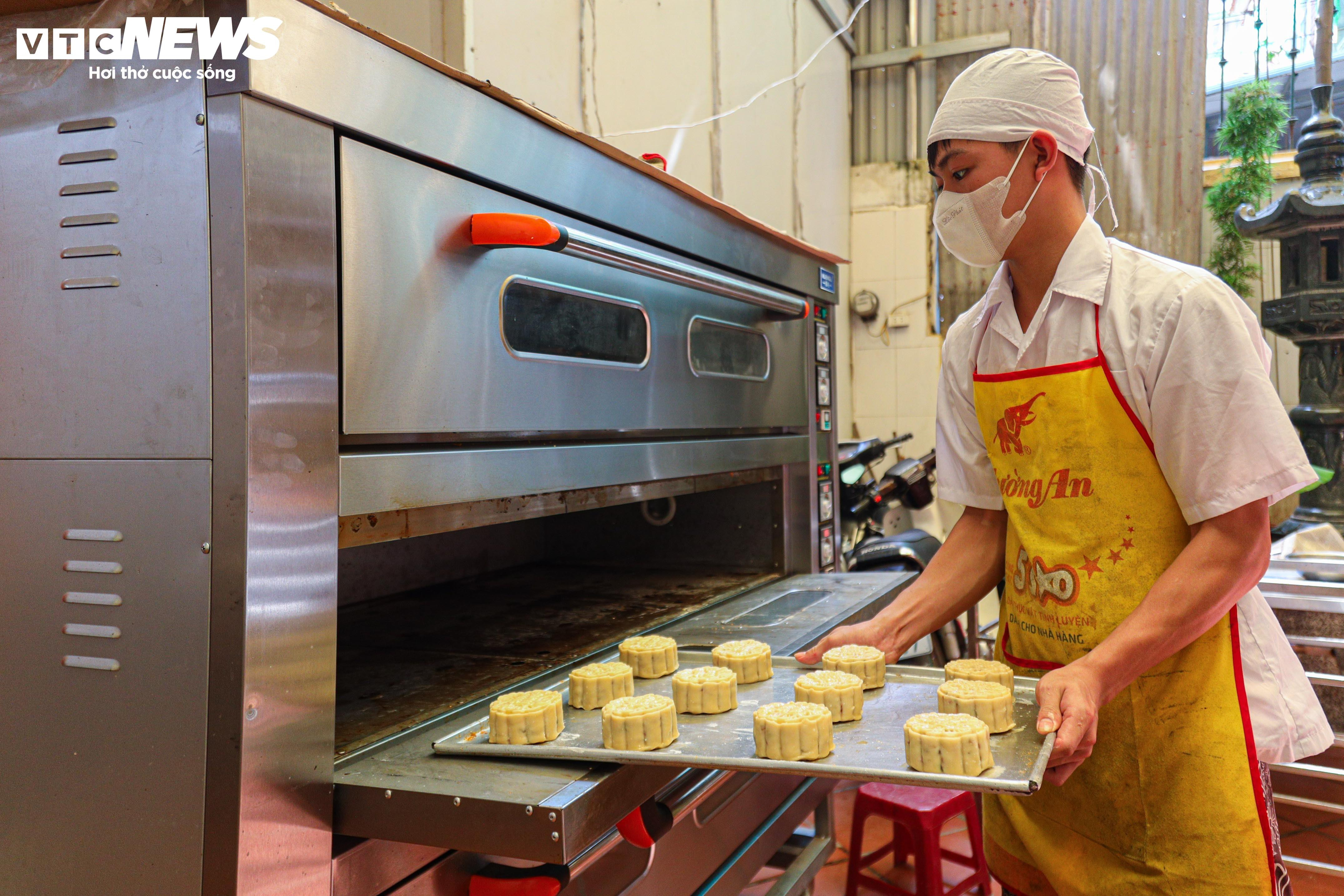 Khách ưa chuộng bánh trung thu truyền thống, các lò sản xuất thâu đêm - 17
