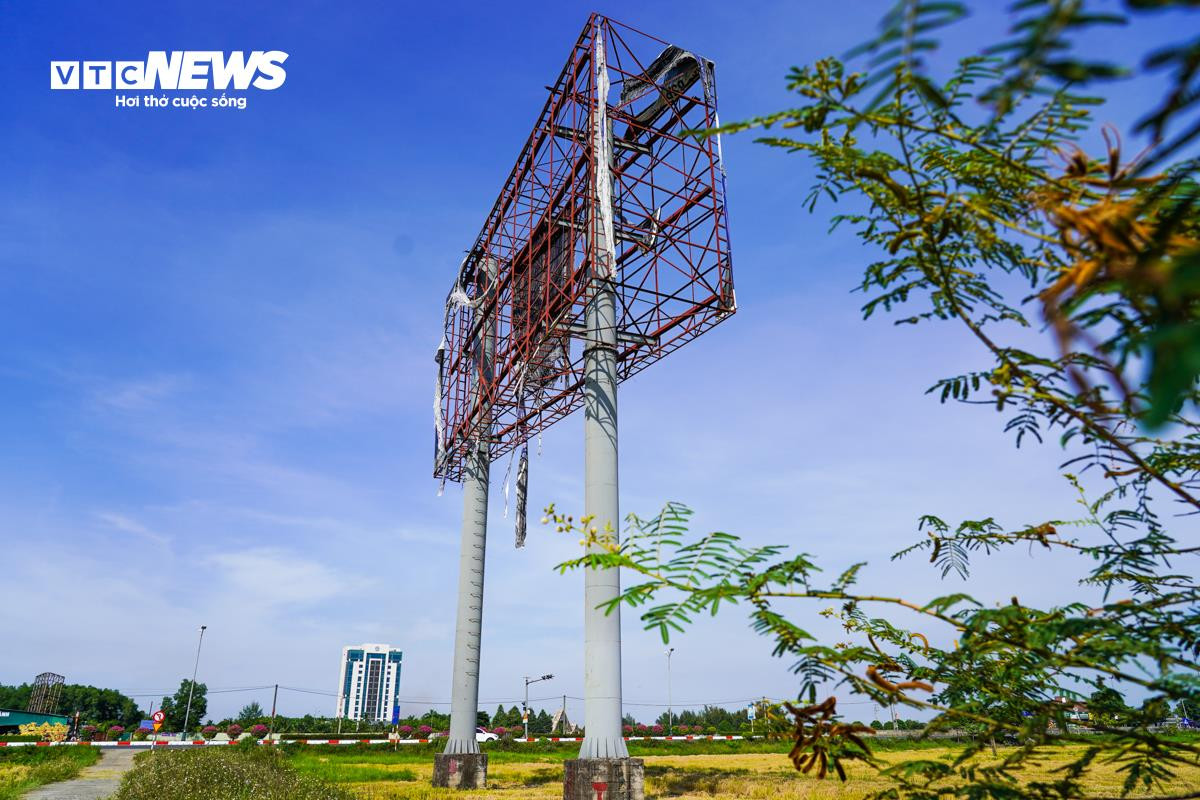 Nhếch nhác hàng loạt biển quảng cáo trơ khung, rỉ sét ở Hà Tĩnh - 12