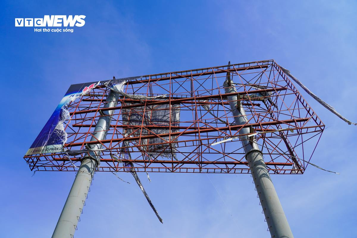 Nhếch nhác hàng loạt biển quảng cáo trơ khung, rỉ sét ở Hà Tĩnh - 19