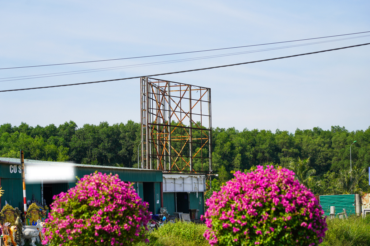 Nhếch nhác hàng loạt biển quảng cáo trơ khung, rỉ sét ở Hà Tĩnh - 14