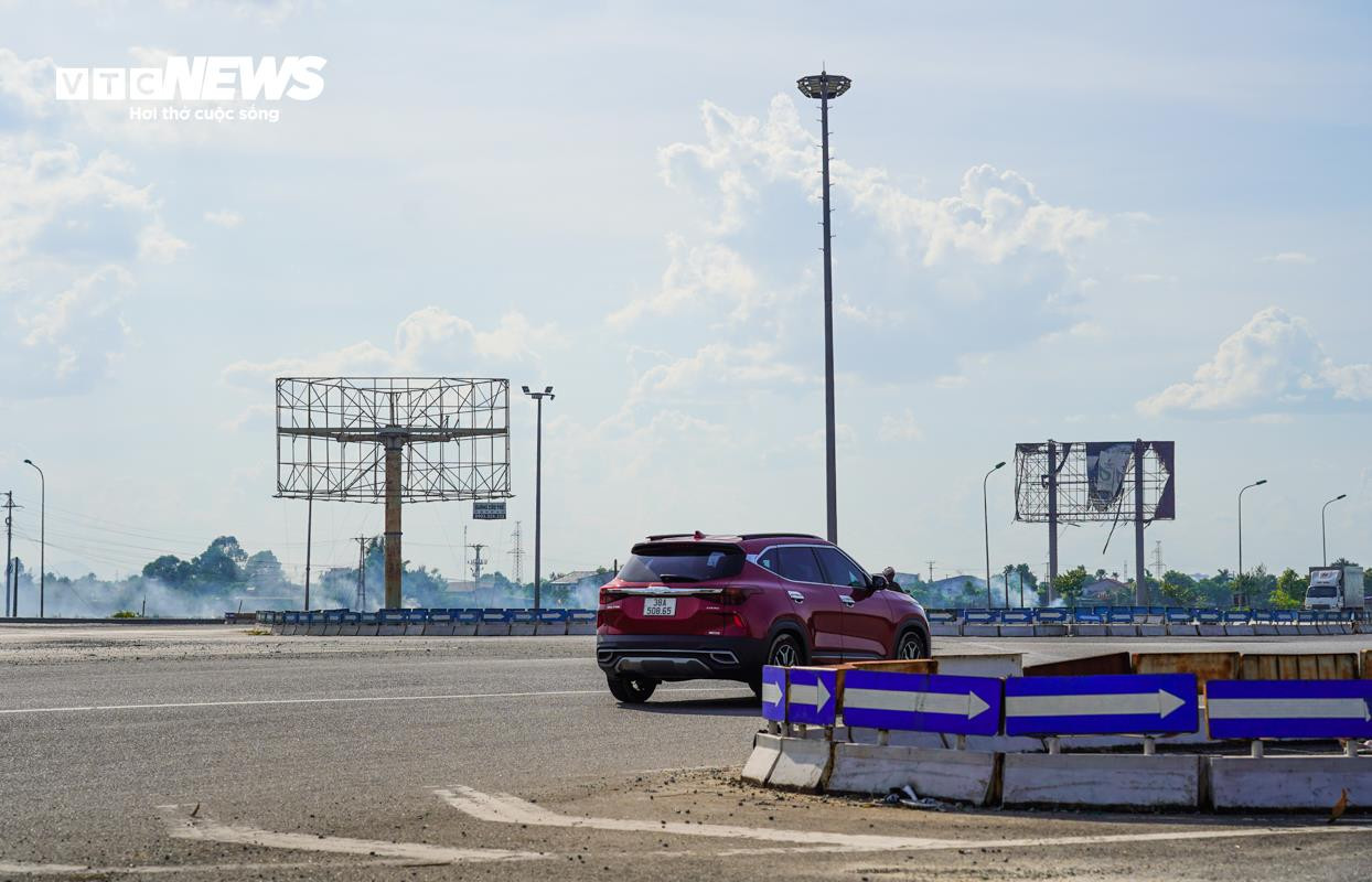 Nhếch nhác hàng loạt biển quảng cáo trơ khung, rỉ sét ở Hà Tĩnh - 2