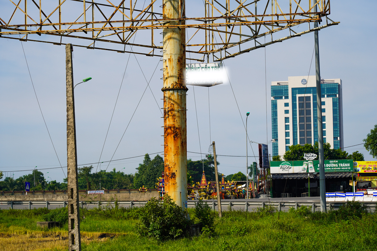 Nhếch nhác hàng loạt biển quảng cáo trơ khung, rỉ sét ở Hà Tĩnh - 10