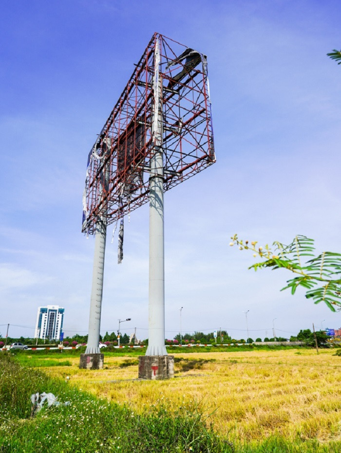 Nhếch nhác hàng loạt biển quảng cáo trơ khung, rỉ sét ở Hà Tĩnh - 8