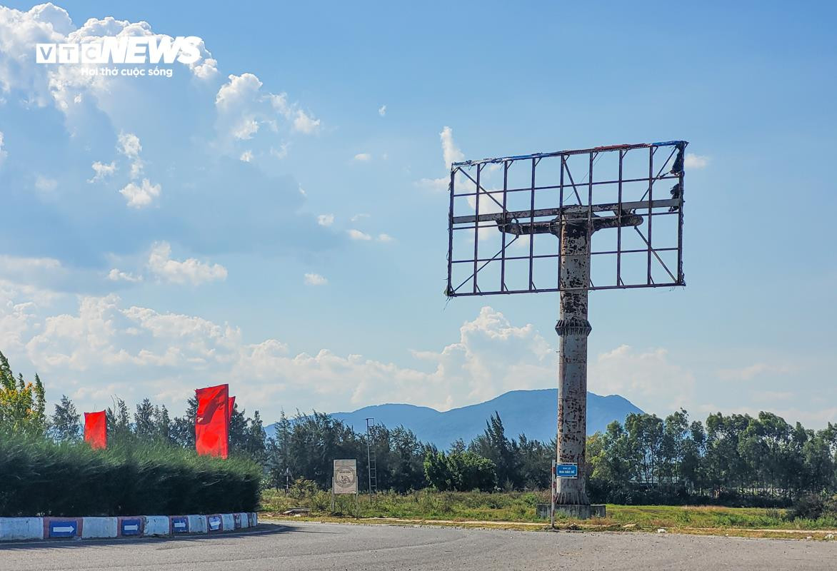 Nhếch nhác hàng loạt biển quảng cáo trơ khung, rỉ sét ở Hà Tĩnh - 16