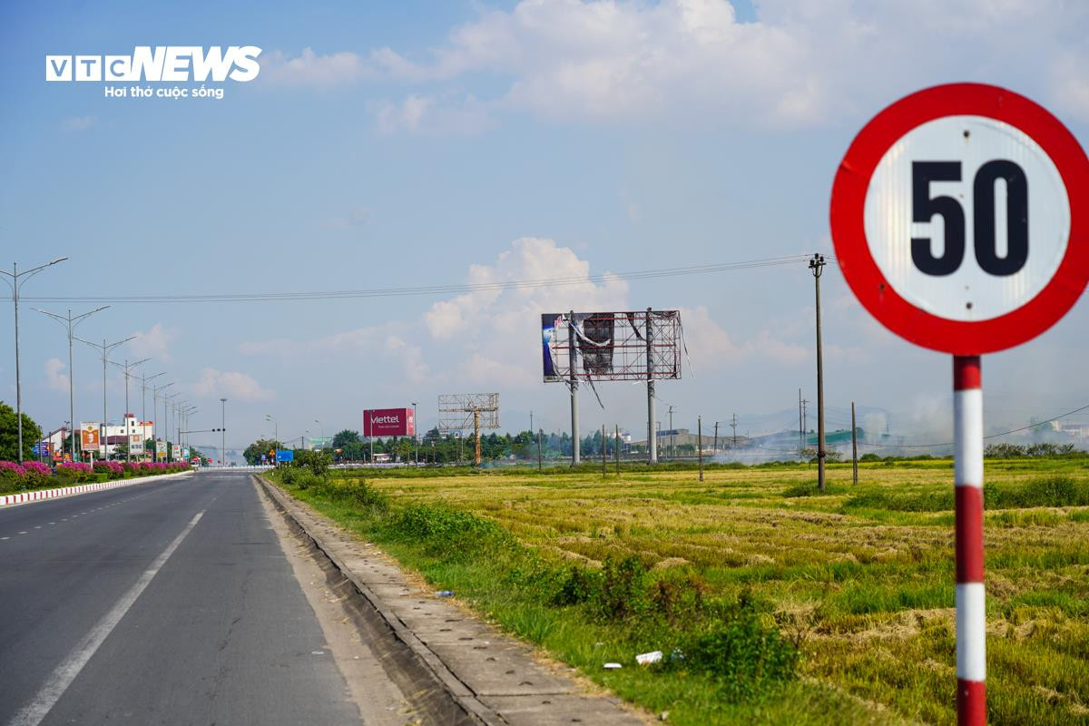 Nhếch nhác hàng loạt biển quảng cáo trơ khung, rỉ sét ở Hà Tĩnh - 1