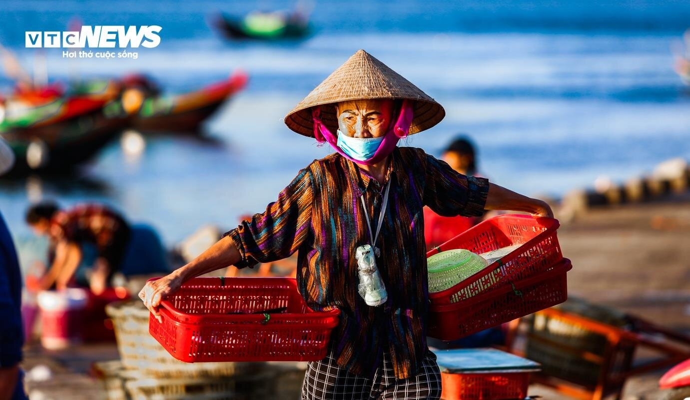 Nhộn nhịp chợ cá Cồn Gò bên làng chài 600 năm tuổi ở Hà Tĩnh - 3