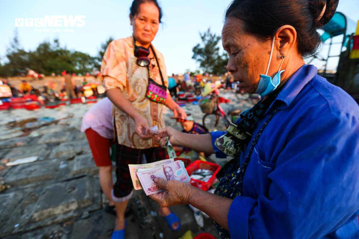 Nhộn nhịp chợ cá Cồn Gò bên làng chài 600 năm tuổi ở Hà Tĩnh - 16