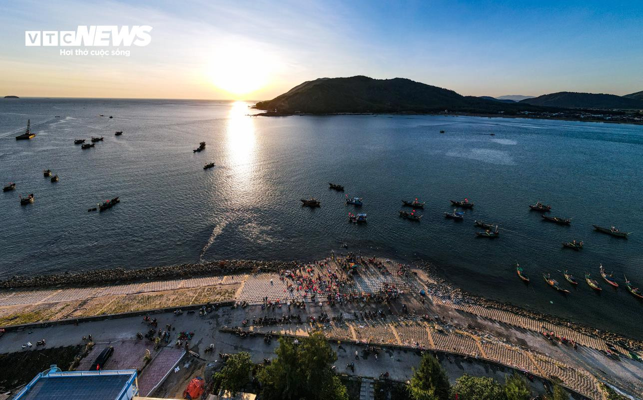 Nhộn nhịp chợ cá Cồn Gò bên làng chài 600 năm tuổi ở Hà Tĩnh - 1