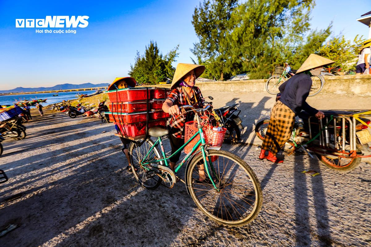 Nhộn nhịp chợ cá Cồn Gò bên làng chài 600 năm tuổi ở Hà Tĩnh - 18