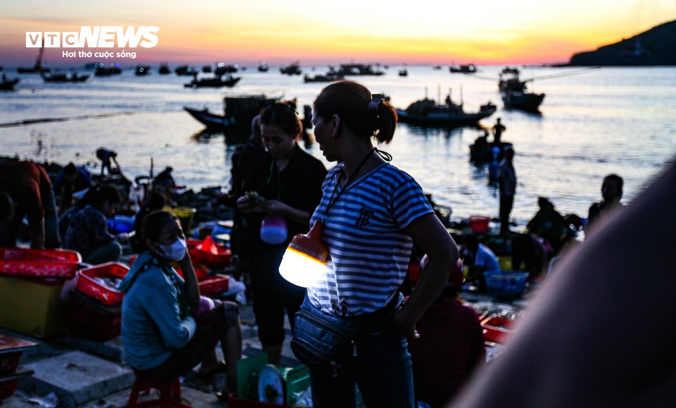 Nhộn nhịp chợ cá Cồn Gò bên làng chài 600 năm tuổi ở Hà Tĩnh - 2