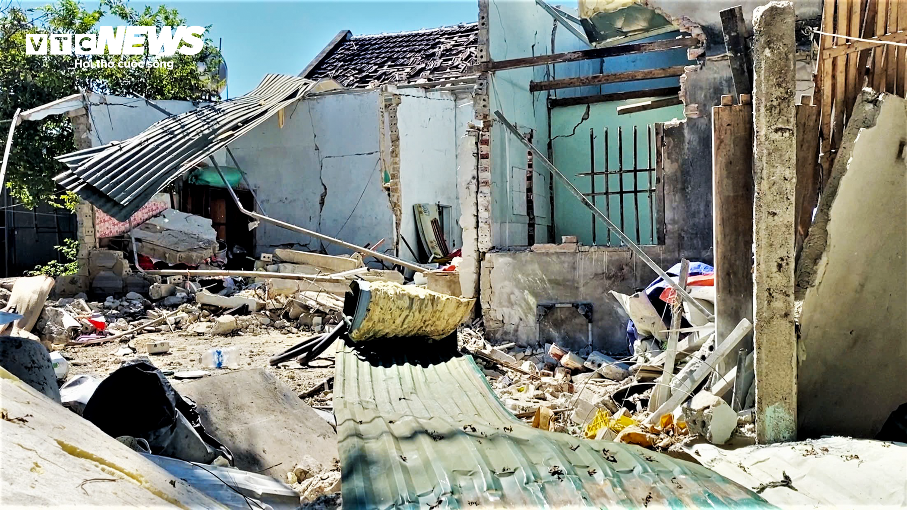 Hiện trường 2 vụ nổ liên tiếp, 4 người thương vong ở Nghệ An - 4