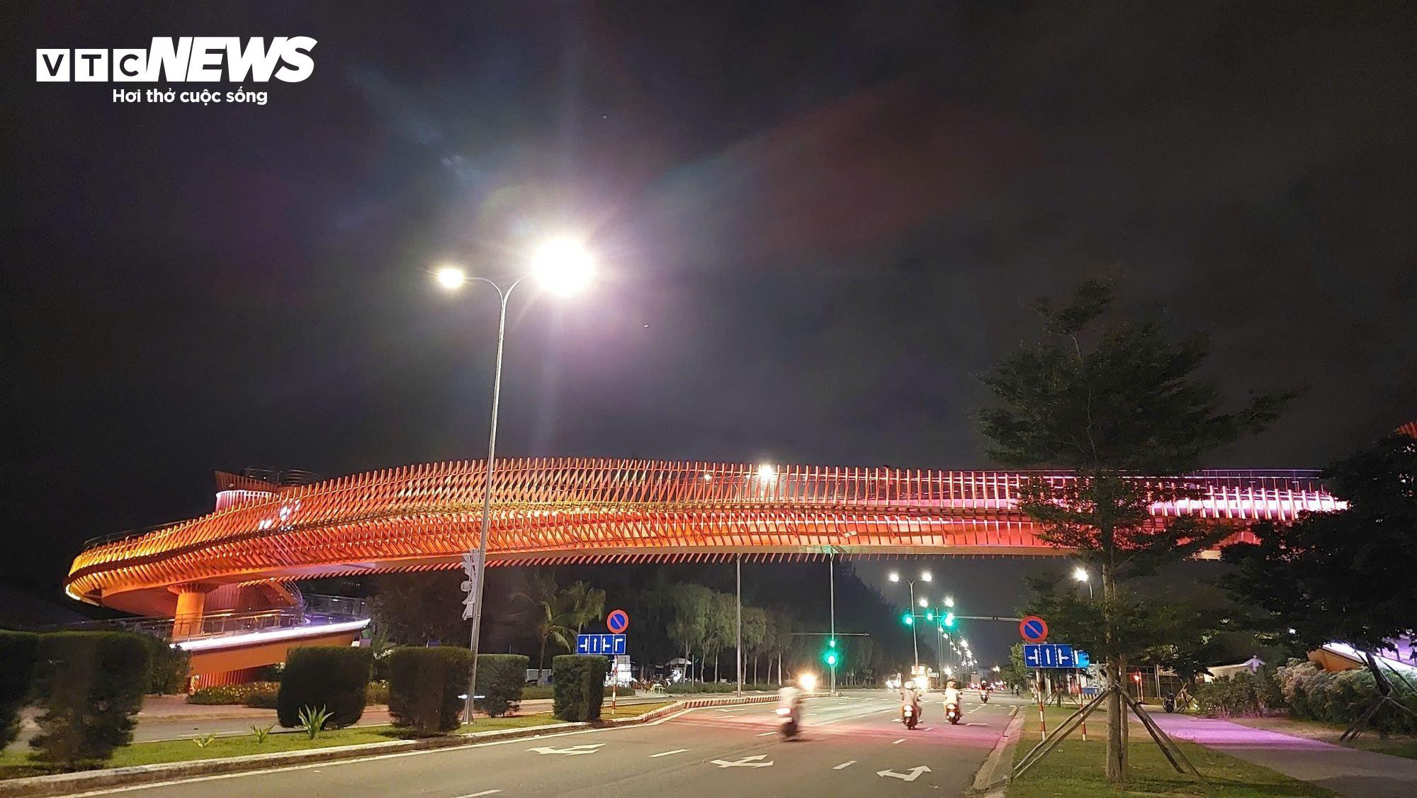 Cầu vượt đại lộ ven biển hơn 40 tỷ đẹp lung linh ở Đà Nẵng - 9