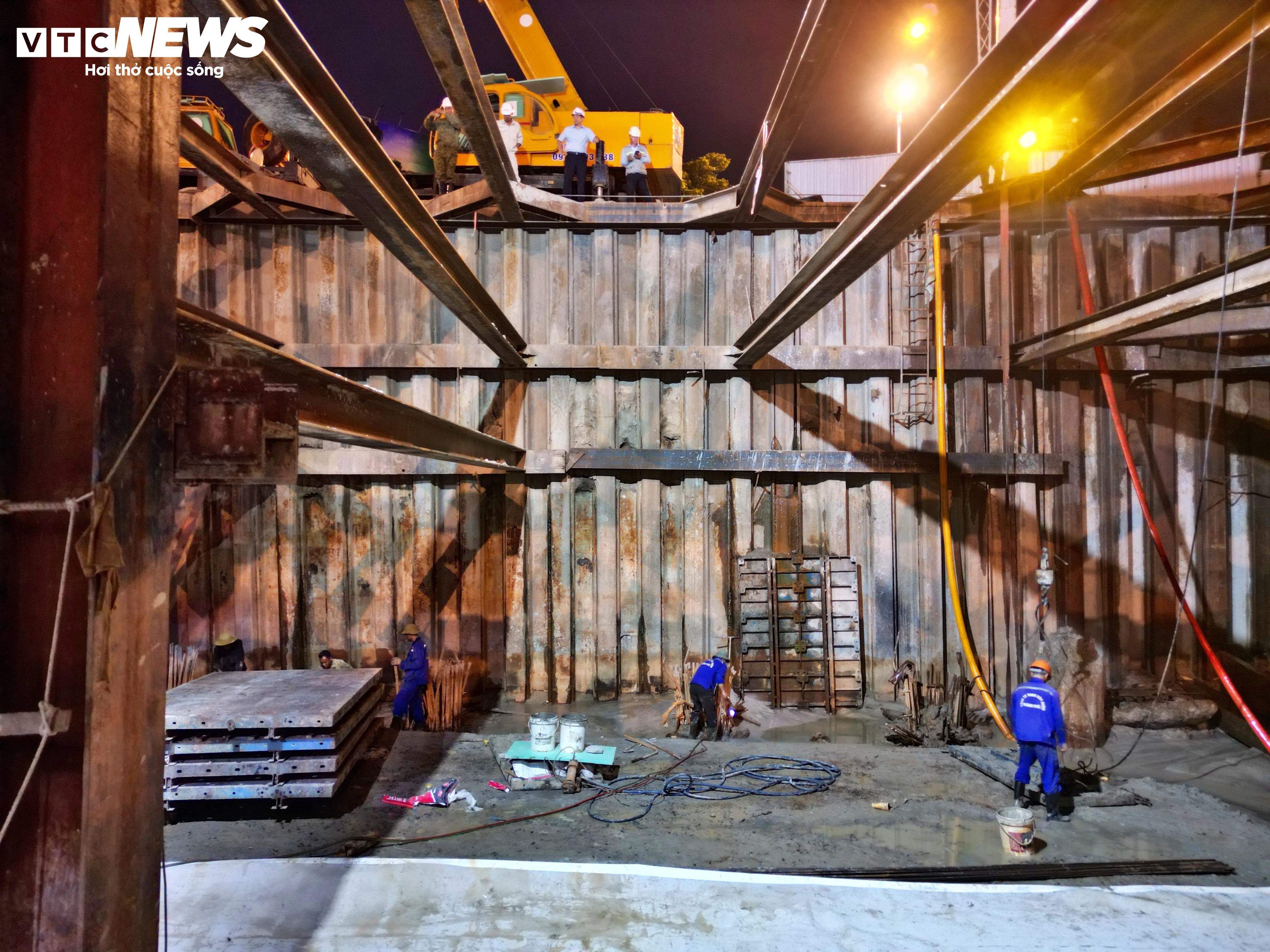 Cảnh làm việc xuyên đêm, xuyên dịp lễ ở nút giao hiện đại nhất TP.HCM - 3