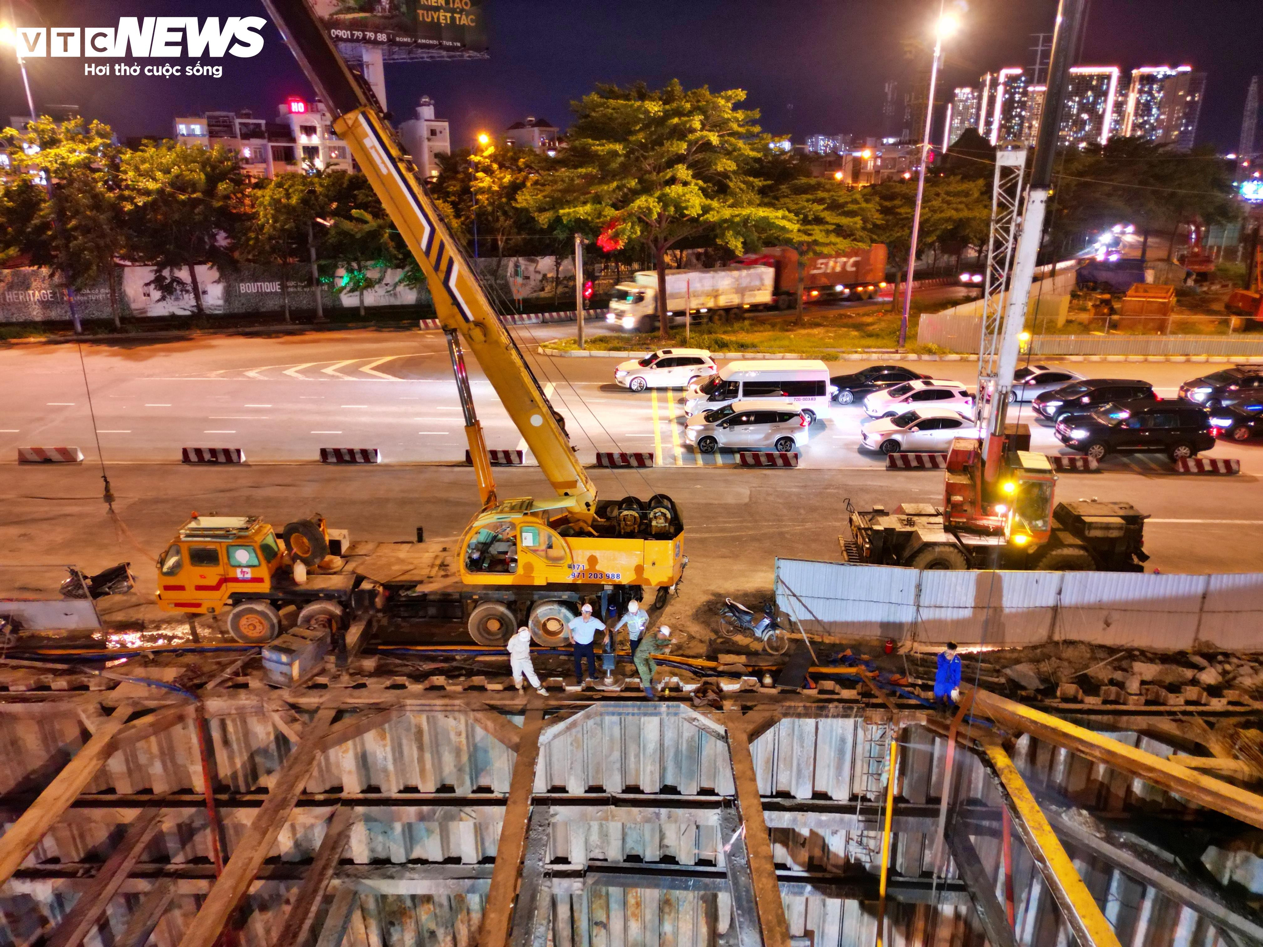 Cảnh làm việc xuyên đêm, xuyên dịp lễ ở nút giao hiện đại nhất TP.HCM - 2