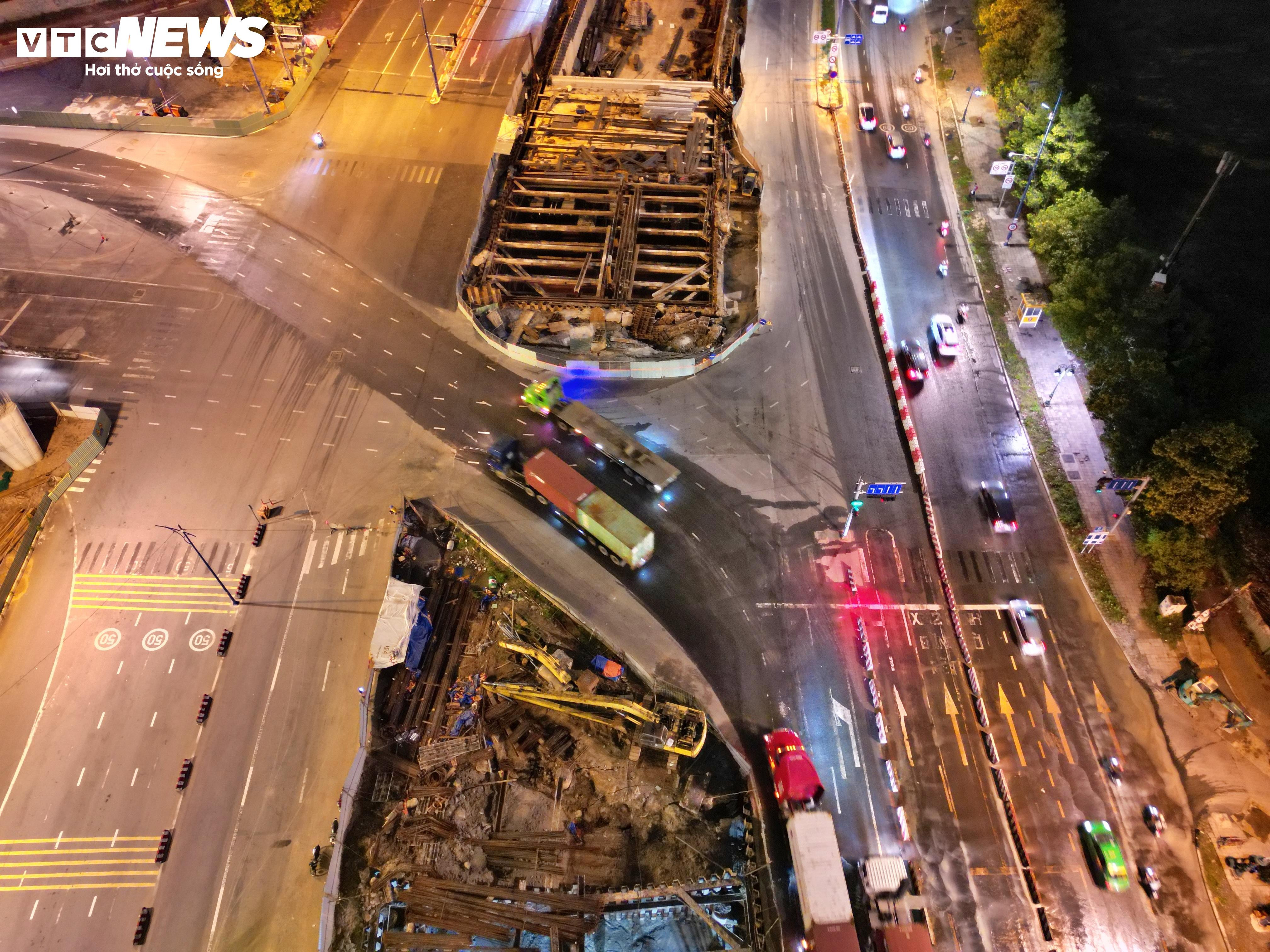 Cảnh làm việc xuyên đêm, xuyên dịp lễ ở nút giao hiện đại nhất TP.HCM - 10