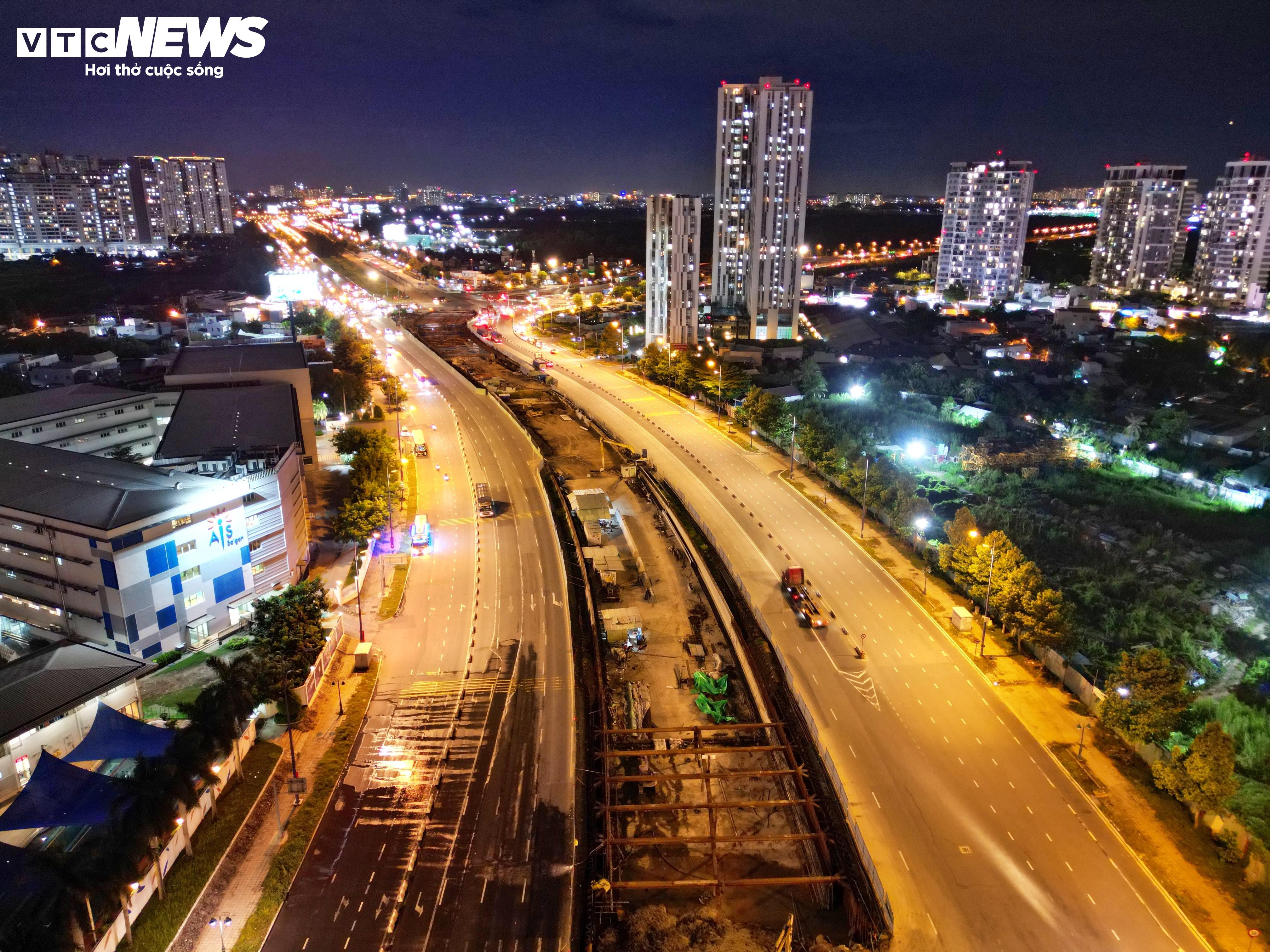 Cảnh làm việc xuyên đêm, xuyên dịp lễ ở nút giao hiện đại nhất TP.HCM - 12