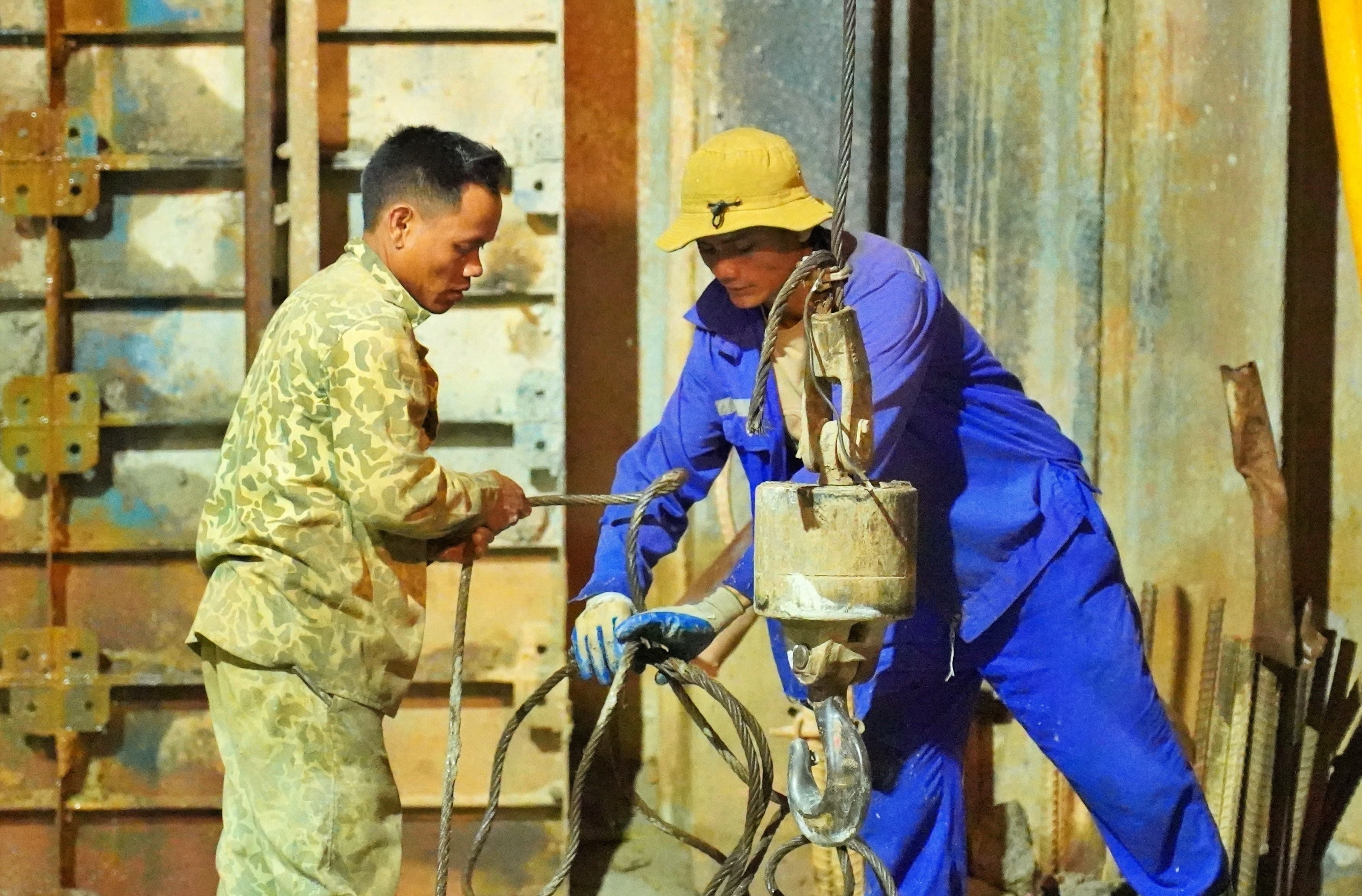 Cảnh làm việc xuyên đêm, xuyên dịp lễ ở nút giao hiện đại nhất TP.HCM - 4