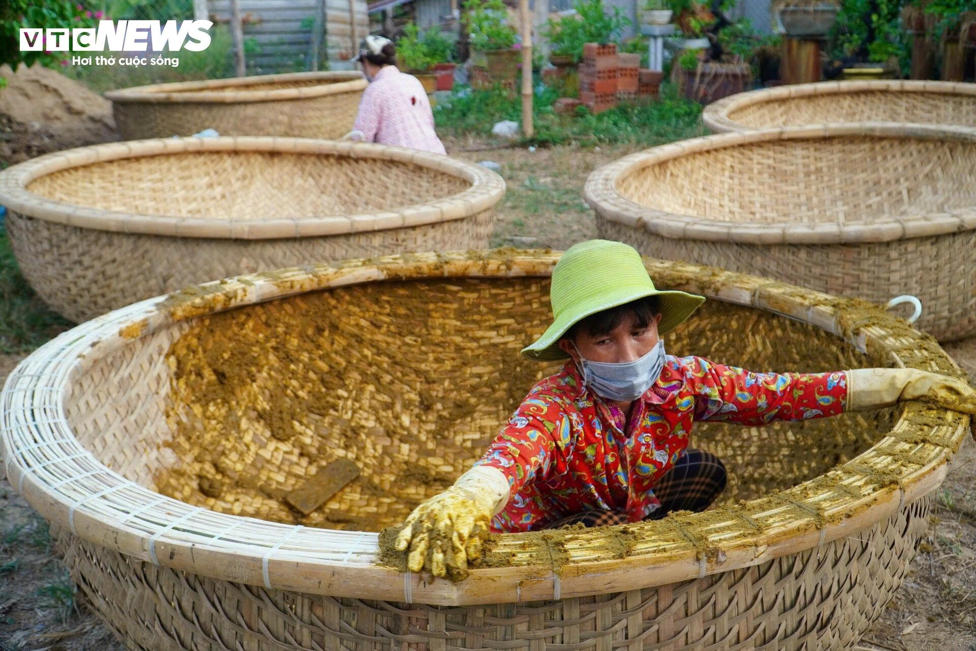 Về Phú Yên mục sở thị ‘tuyệt chiêu’ chống thấm cho thuyền thúng của ngư dân - 7