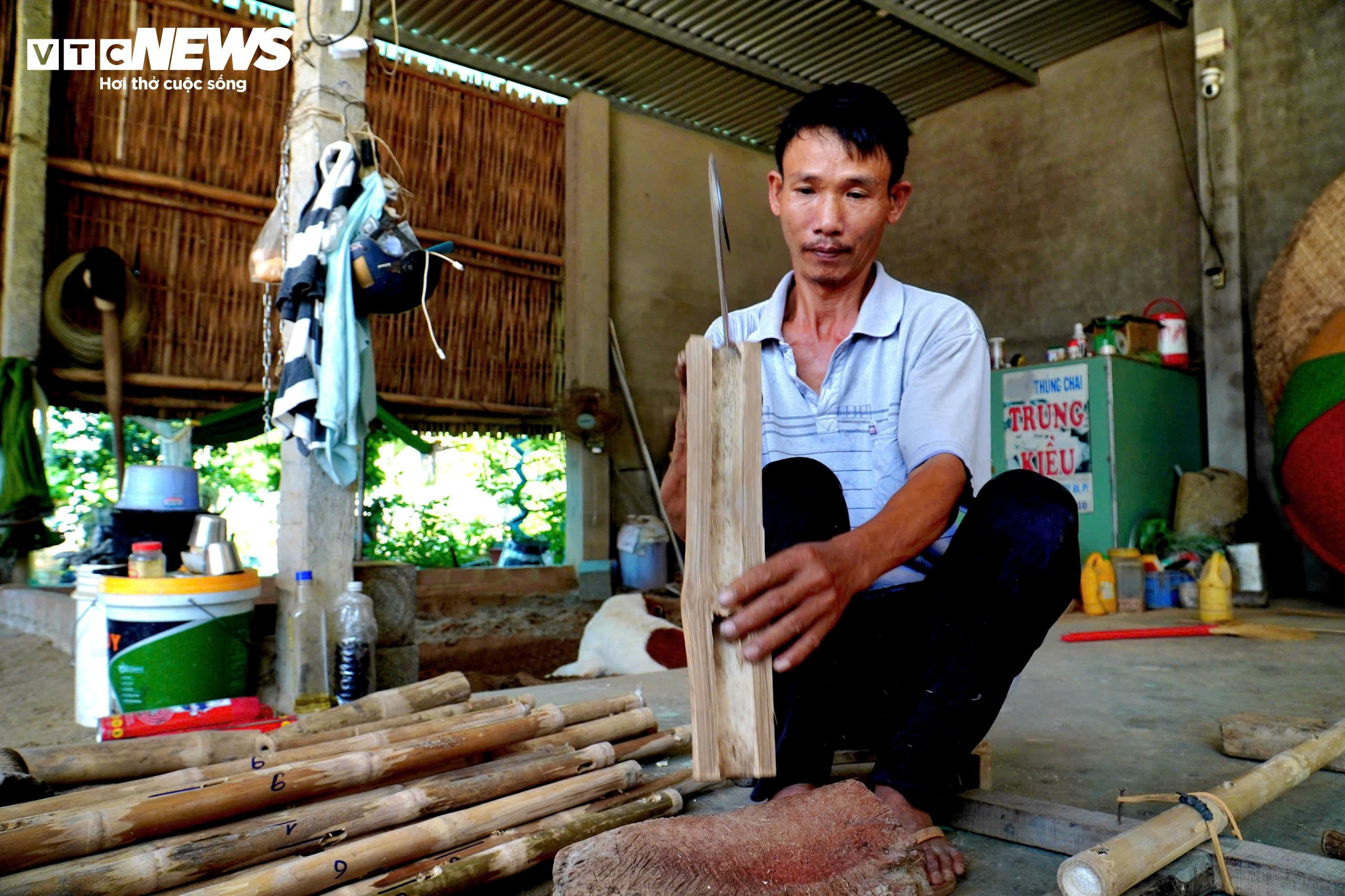 Về Phú Yên mục sở thị ‘tuyệt chiêu’ chống thấm cho thuyền thúng của ngư dân - 3