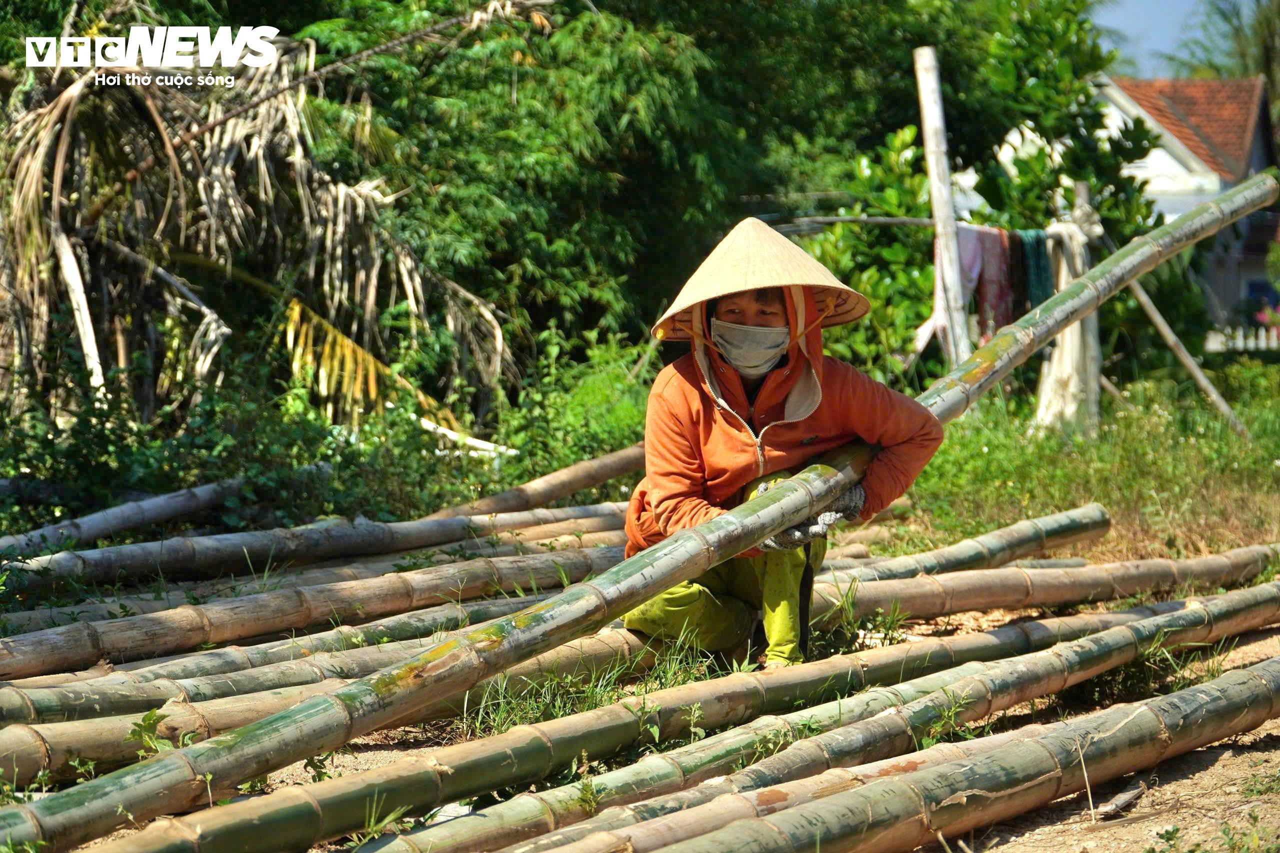 Về Phú Yên mục sở thị ‘tuyệt chiêu’ chống thấm cho thuyền thúng của ngư dân - 2