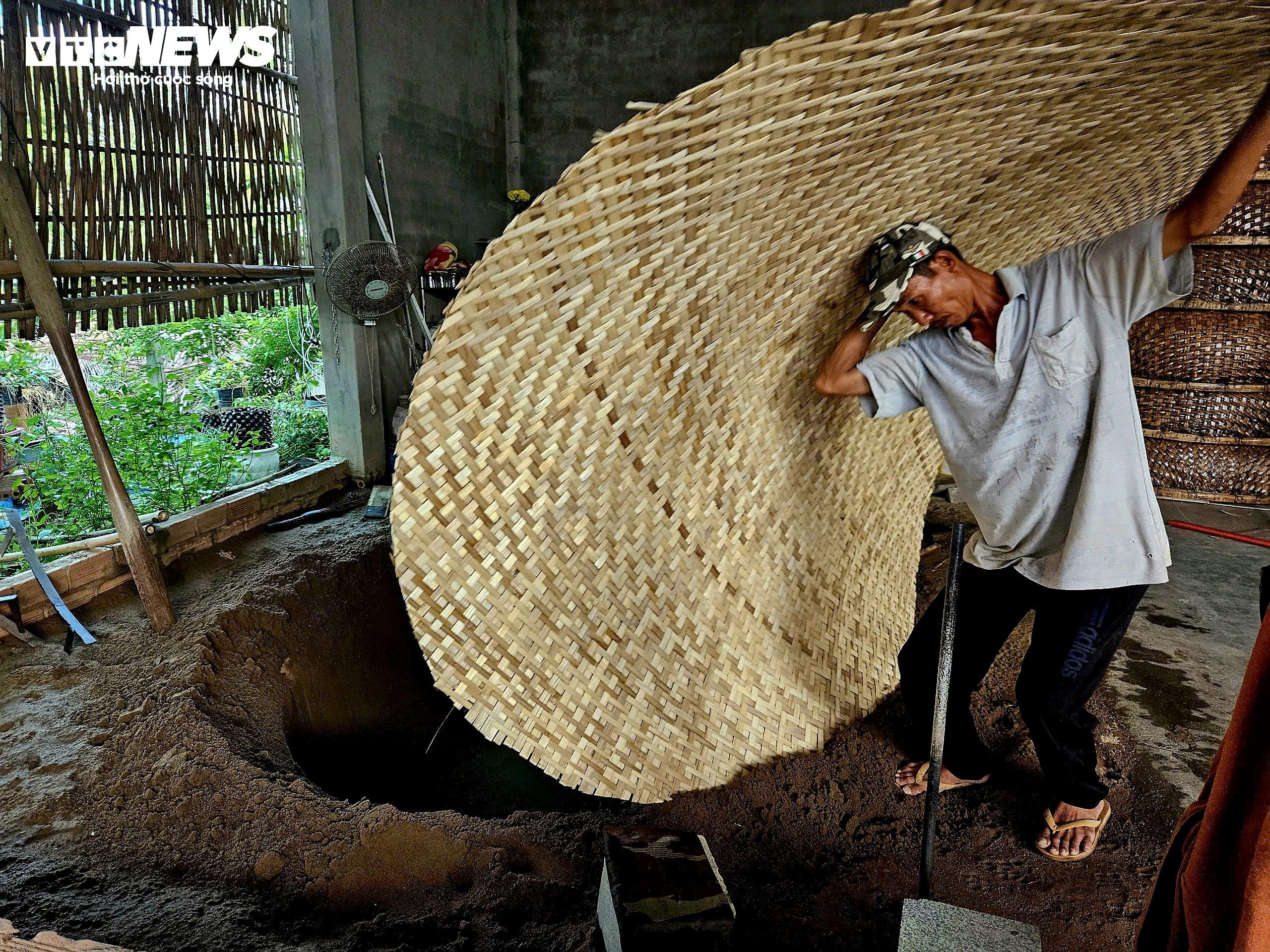 Về Phú Yên mục sở thị ‘tuyệt chiêu’ chống thấm cho thuyền thúng của ngư dân - 5