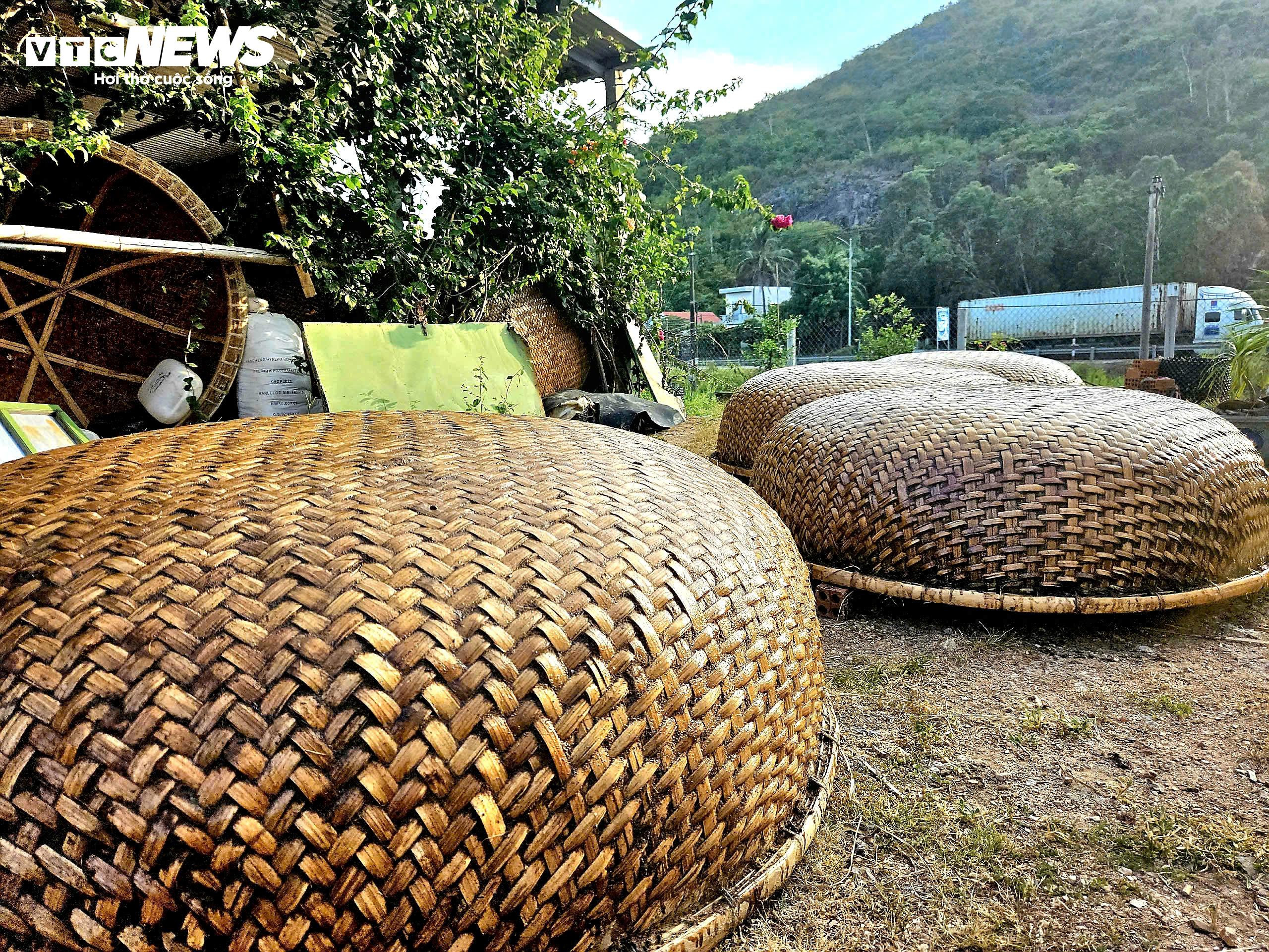 Về Phú Yên mục sở thị ‘tuyệt chiêu’ chống thấm cho thuyền thúng của ngư dân - 10