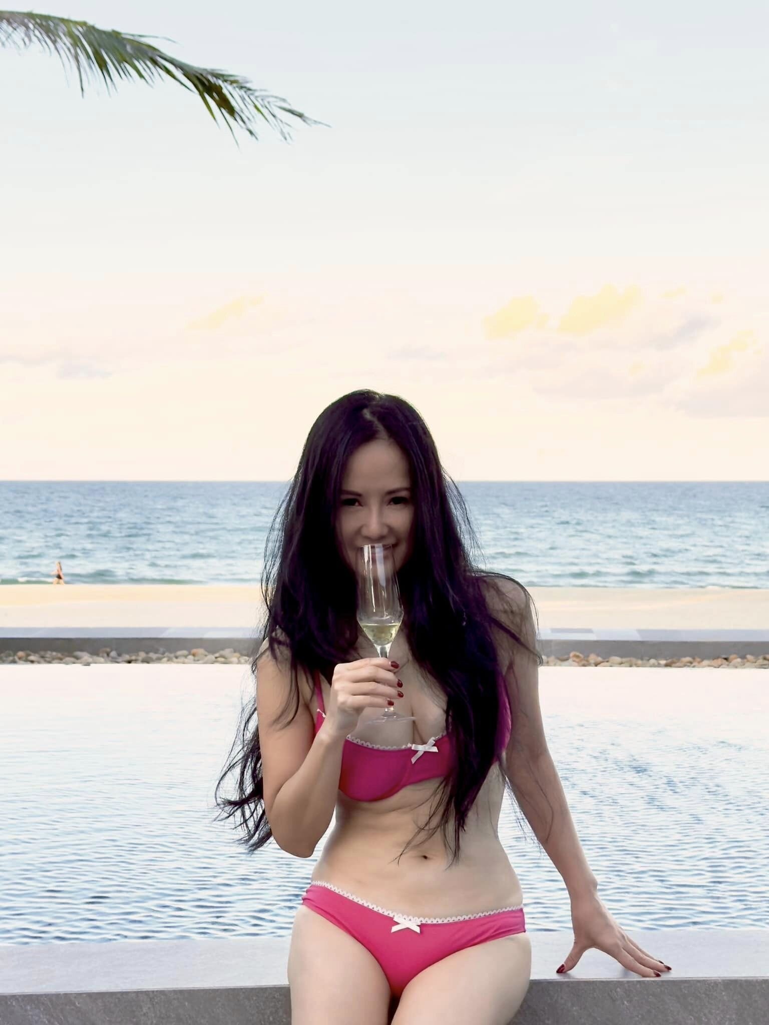 Sao Việt 1/9: Hồng Nhung diện bikini, Chi Pu khoe huy chương bạc bắn cung - 1