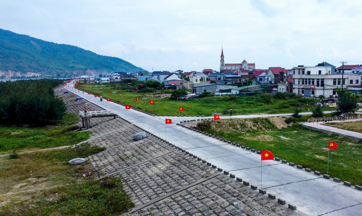 Đê biển dài hơn 2km rợp cờ đỏ sao vàng ở Hà Tĩnh - 8