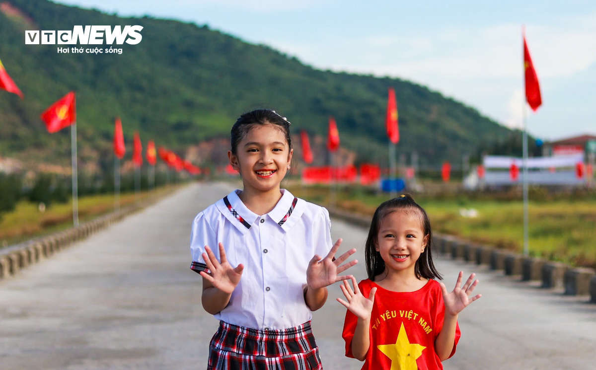 Đê biển dài hơn 2km rợp cờ đỏ sao vàng ở Hà Tĩnh - 6