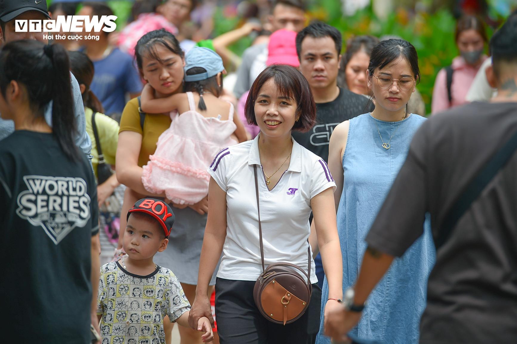 Người dân các tỉnh đổ về tham quan, vườn thú Thủ đô chật cứng người - 5