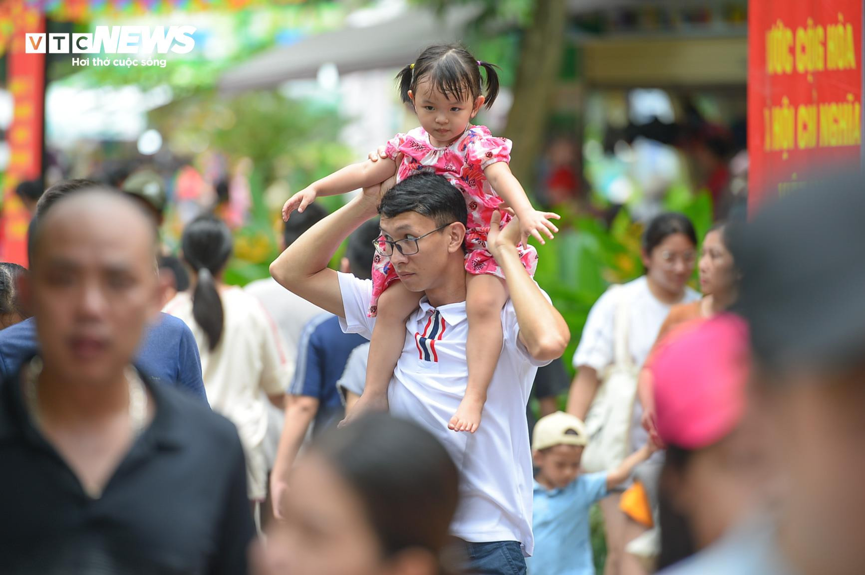 Người dân các tỉnh đổ về tham quan, vườn thú Thủ đô chật cứng người - 4