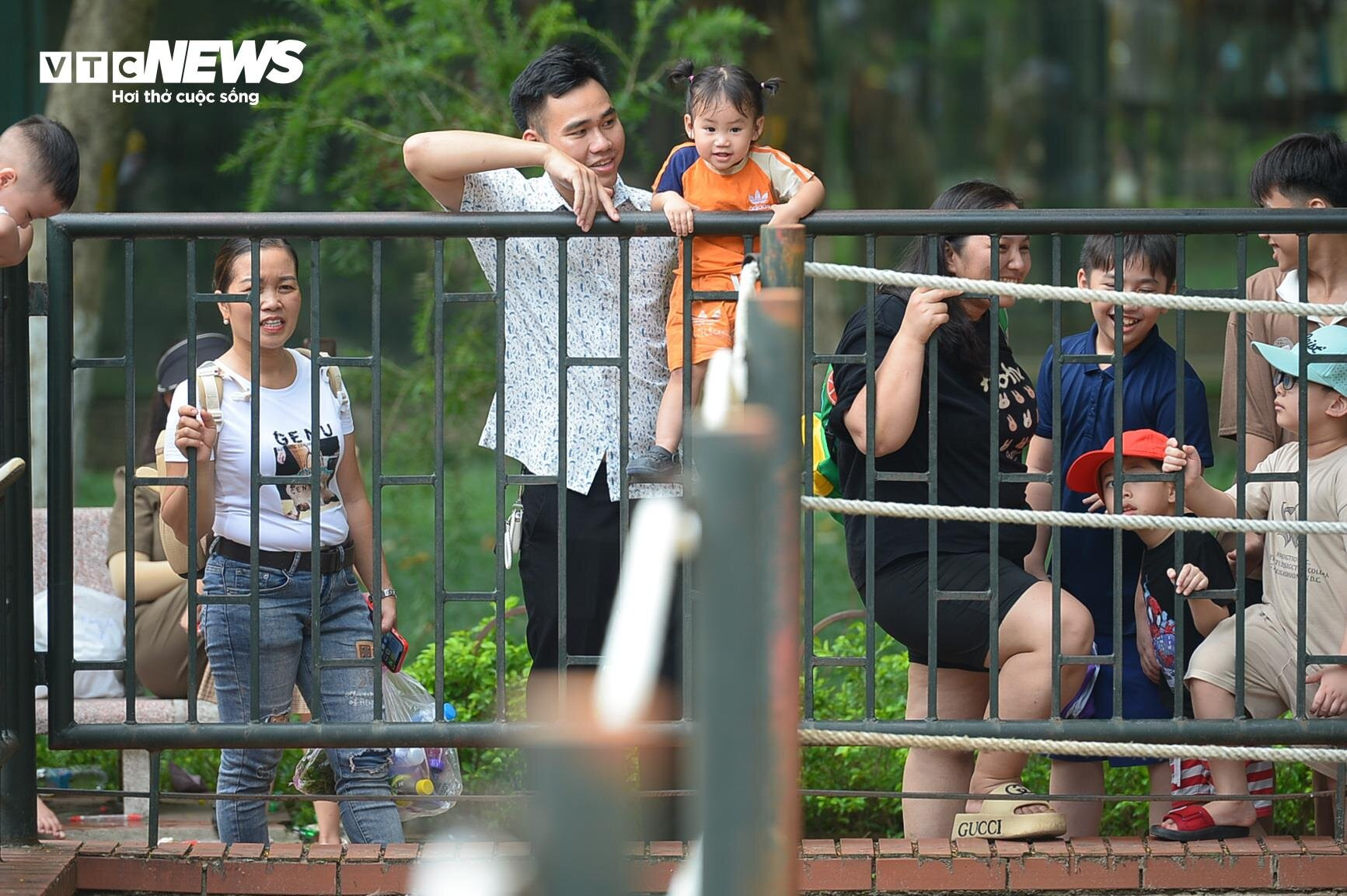 Người dân các tỉnh đổ về tham quan, vườn thú Thủ đô chật cứng người - 7