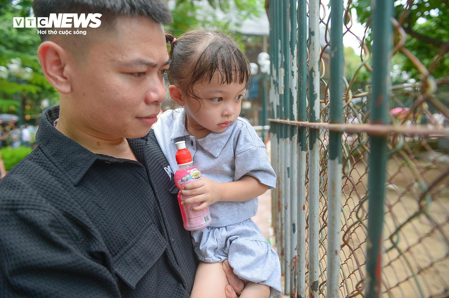 Người dân các tỉnh đổ về tham quan, vườn thú Thủ đô chật cứng người - 8