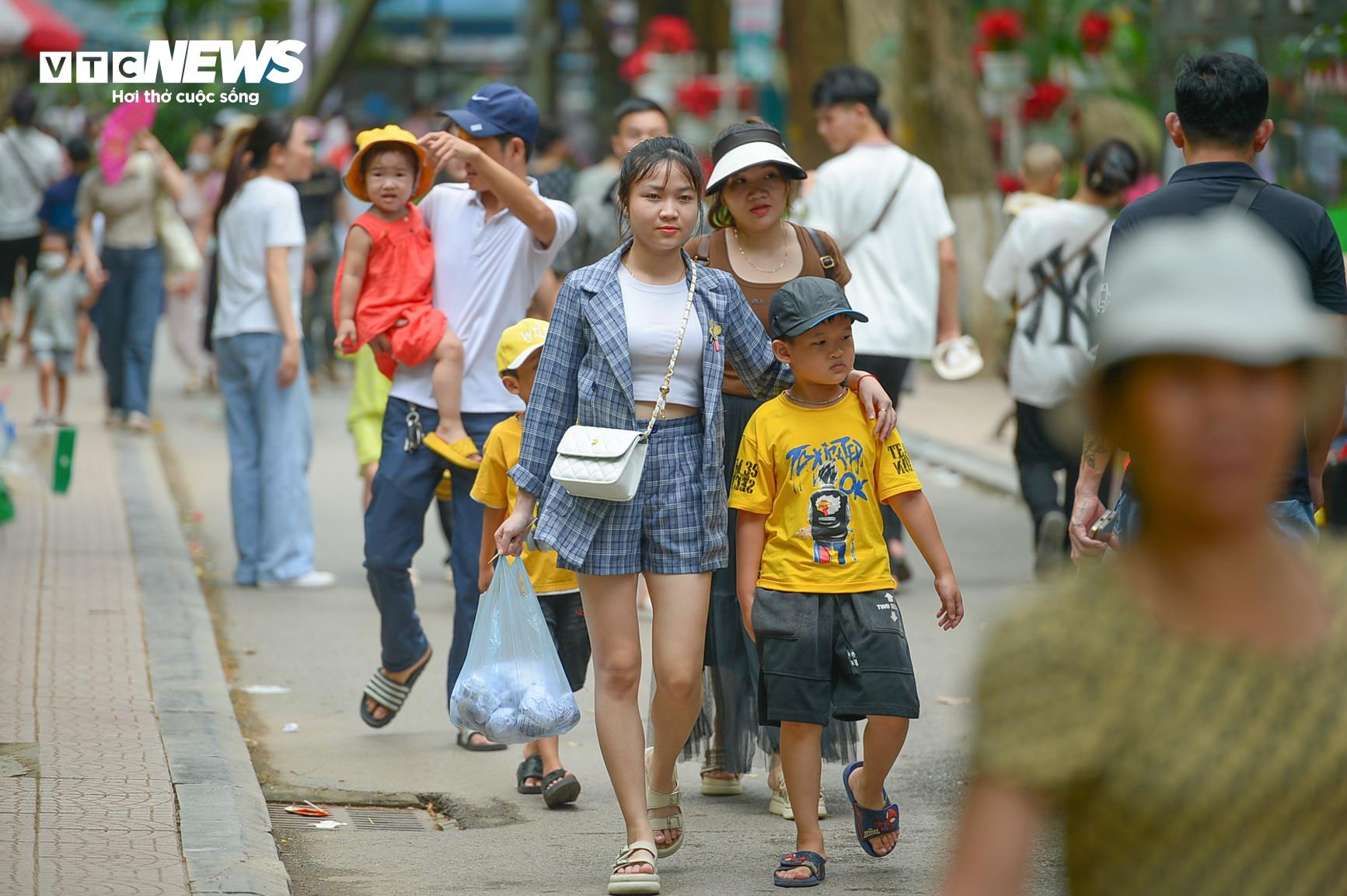 Người dân các tỉnh đổ về tham quan, vườn thú Thủ đô chật cứng người - 9