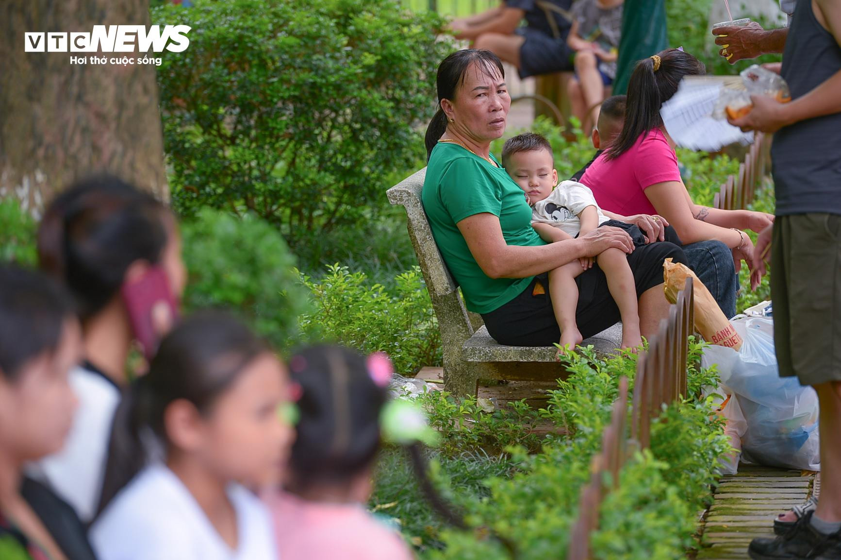 Người dân các tỉnh đổ về tham quan, vườn thú Thủ đô chật cứng người - 10