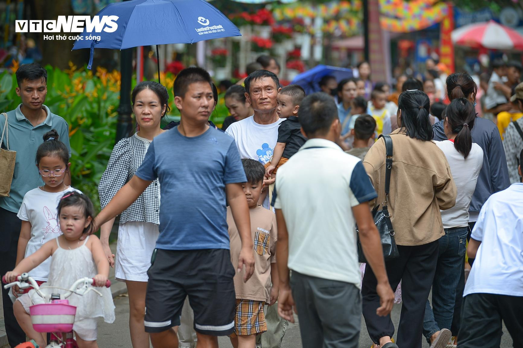 Người dân các tỉnh đổ về tham quan, vườn thú Thủ đô chật cứng người - 6