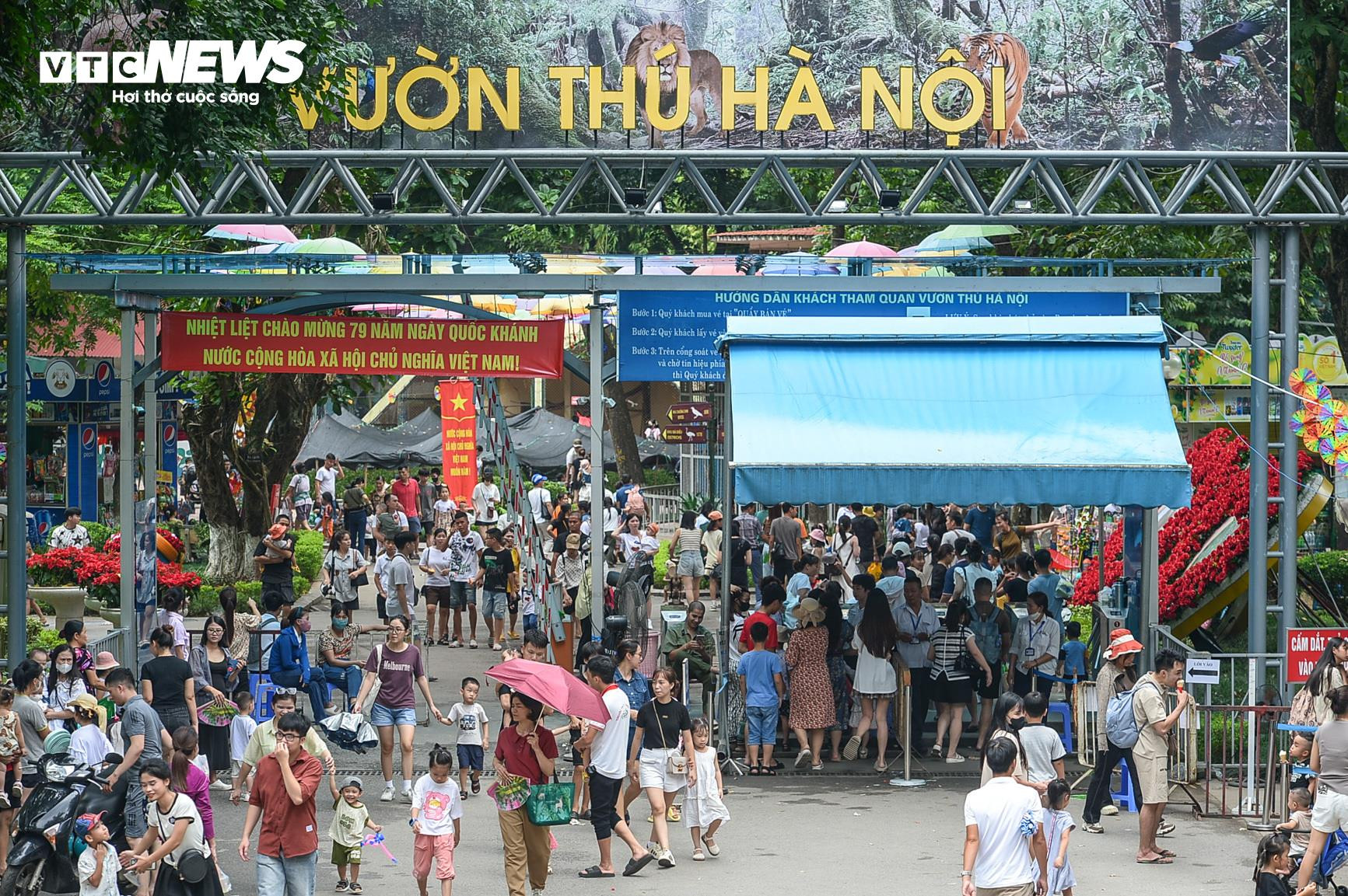 Người dân các tỉnh đổ về tham quan, vườn thú Thủ đô chật cứng người - 1