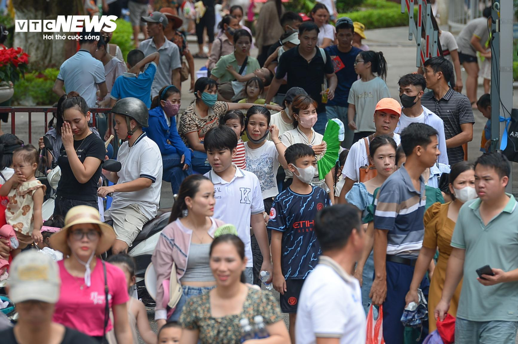 Người dân các tỉnh đổ về tham quan, vườn thú Thủ đô chật cứng người - 2