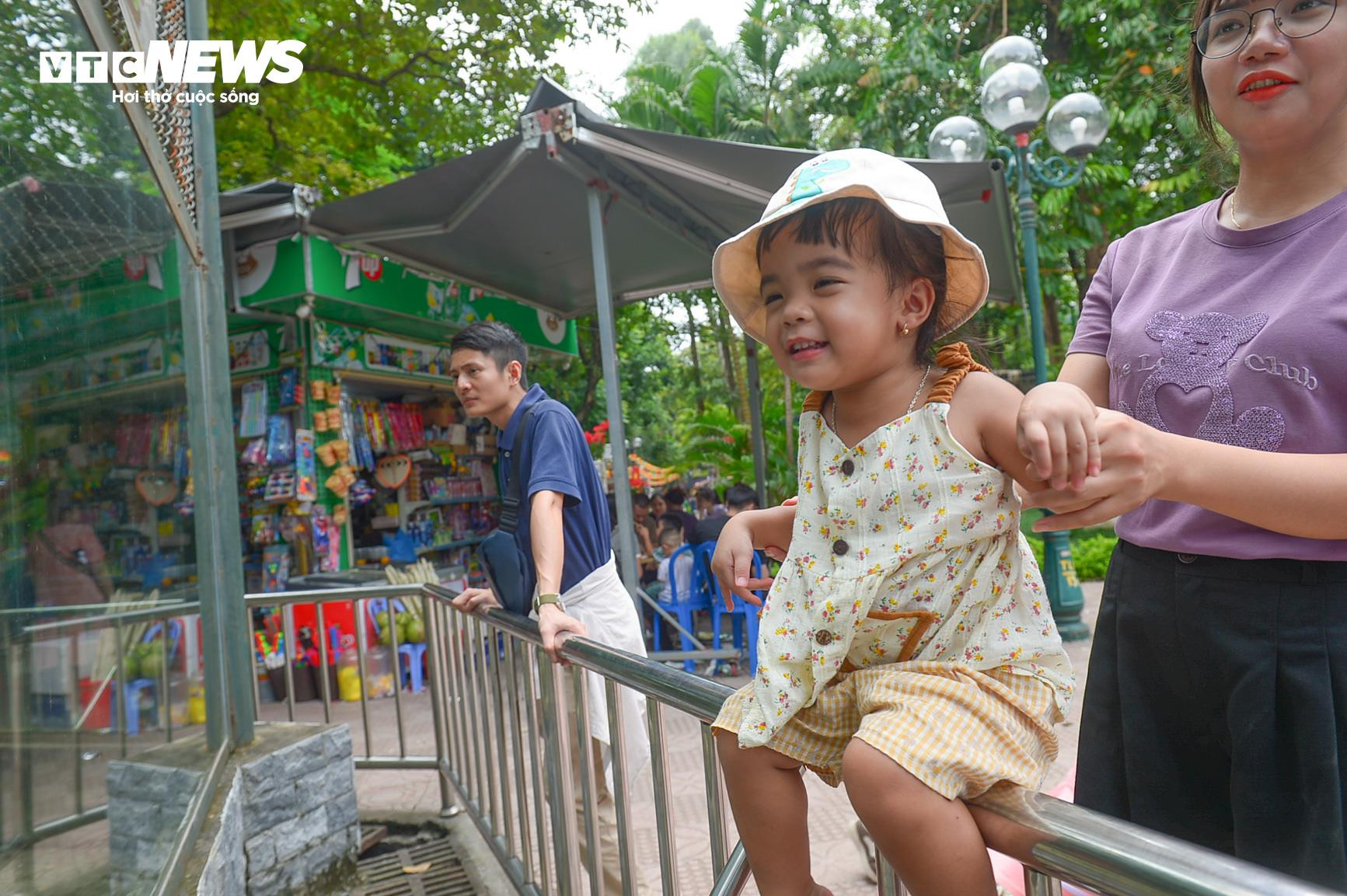 Người dân các tỉnh đổ về tham quan, vườn thú Thủ đô chật cứng người - 14