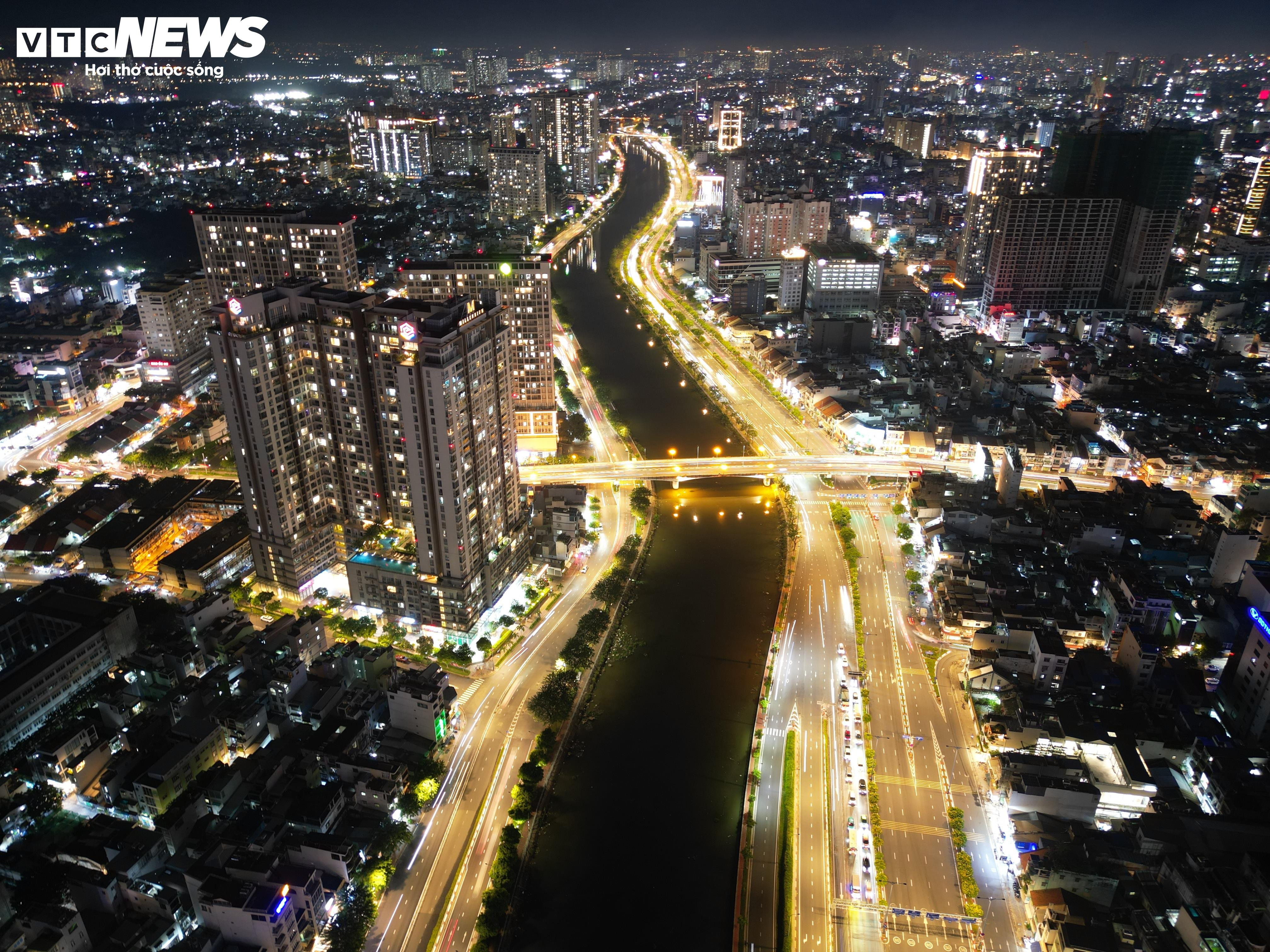 Ngắm TP.HCM rực rỡ ánh đèn từ trên cao khi đêm xuống - 5