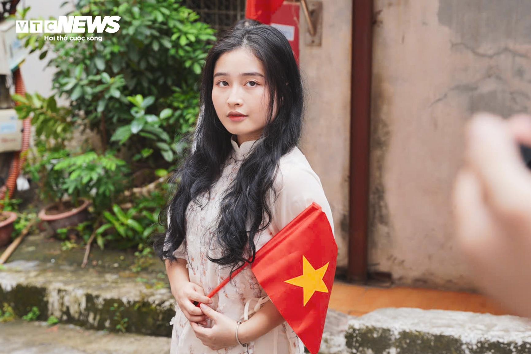 Thiếu nữ diện áo dài, chụp ảnh cùng cờ Tổ quốc ở con ngõ nổi tiếng Hà Nội - 11