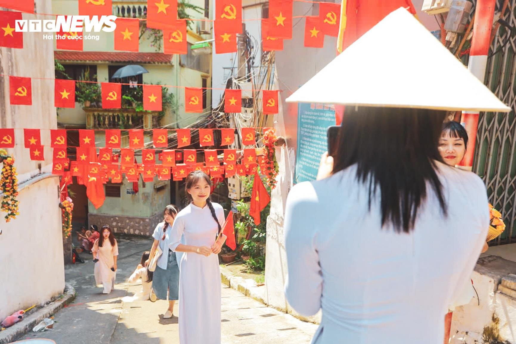 Thiếu nữ diện áo dài, chụp ảnh cùng cờ Tổ quốc ở con ngõ nổi tiếng Hà Nội - 3