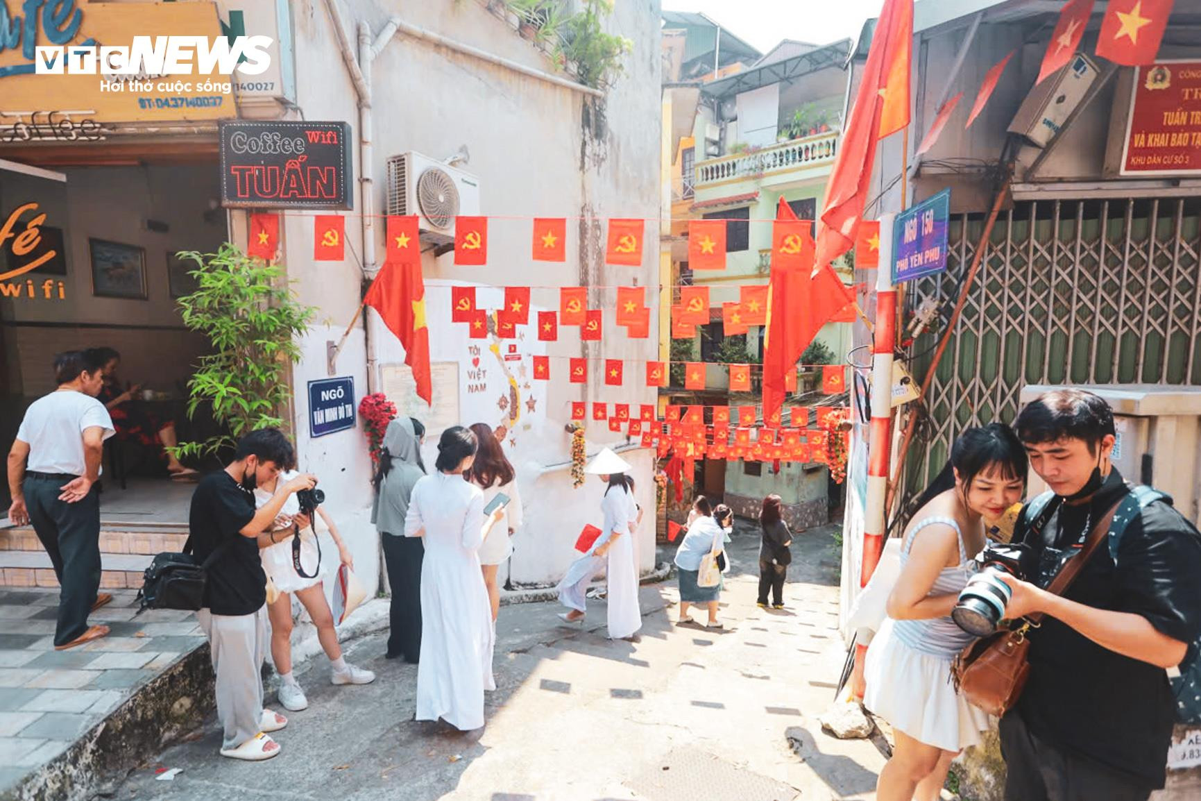 Thiếu nữ diện áo dài, chụp ảnh cùng cờ Tổ quốc ở con ngõ nổi tiếng Hà Nội - 6