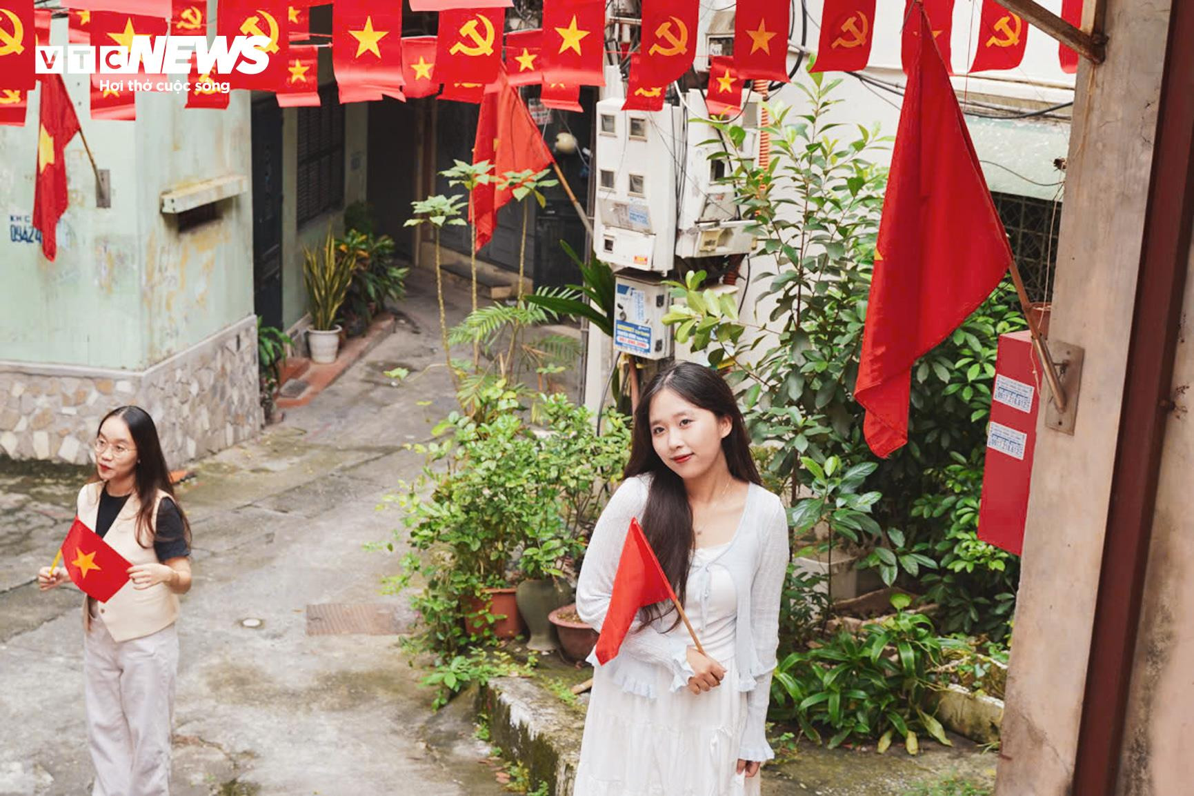 Thiếu nữ diện áo dài, chụp ảnh cùng cờ Tổ quốc ở con ngõ nổi tiếng Hà Nội - 12