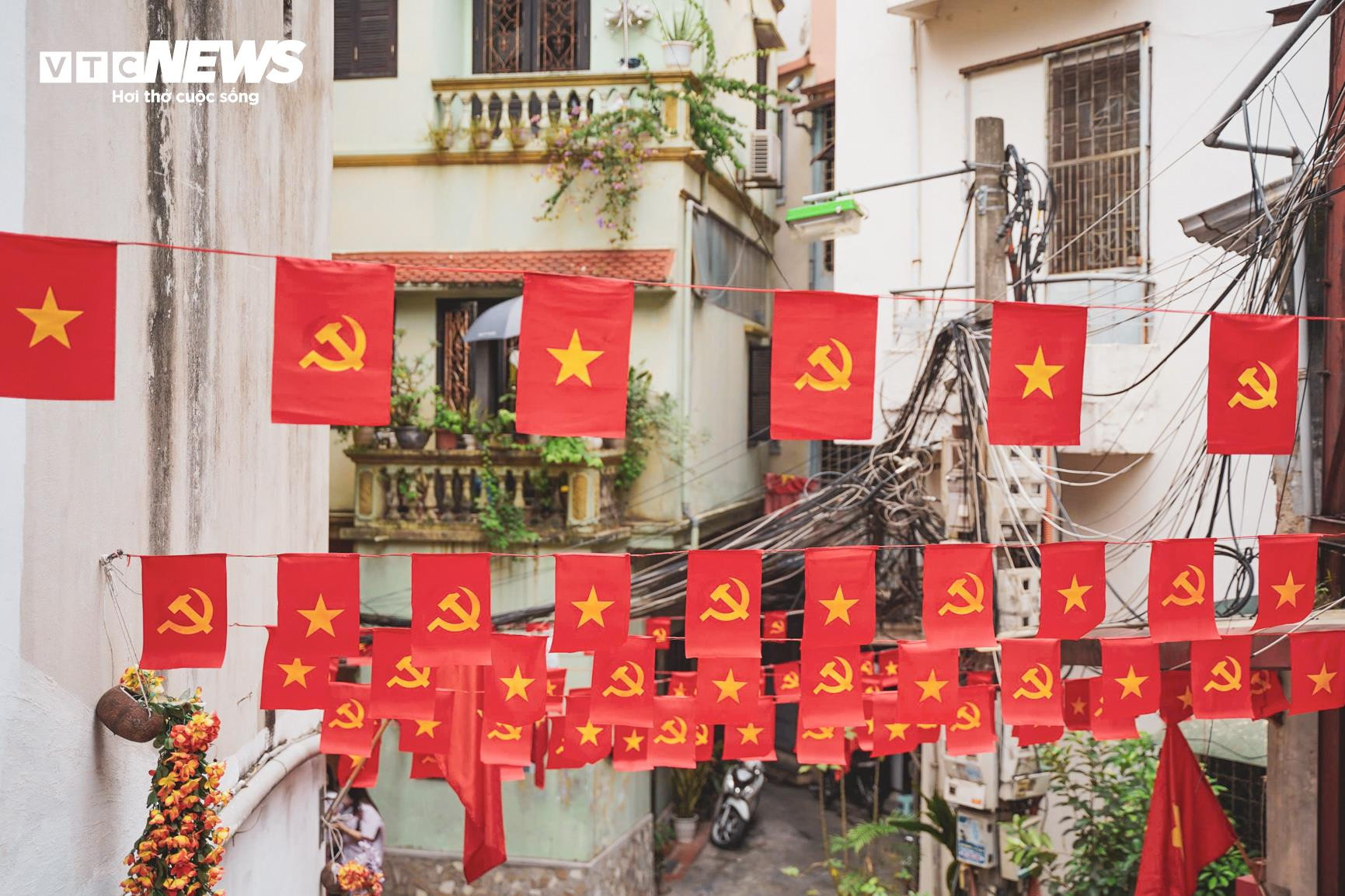 Thiếu nữ diện áo dài, chụp ảnh cùng cờ Tổ quốc ở con ngõ nổi tiếng Hà Nội - 7