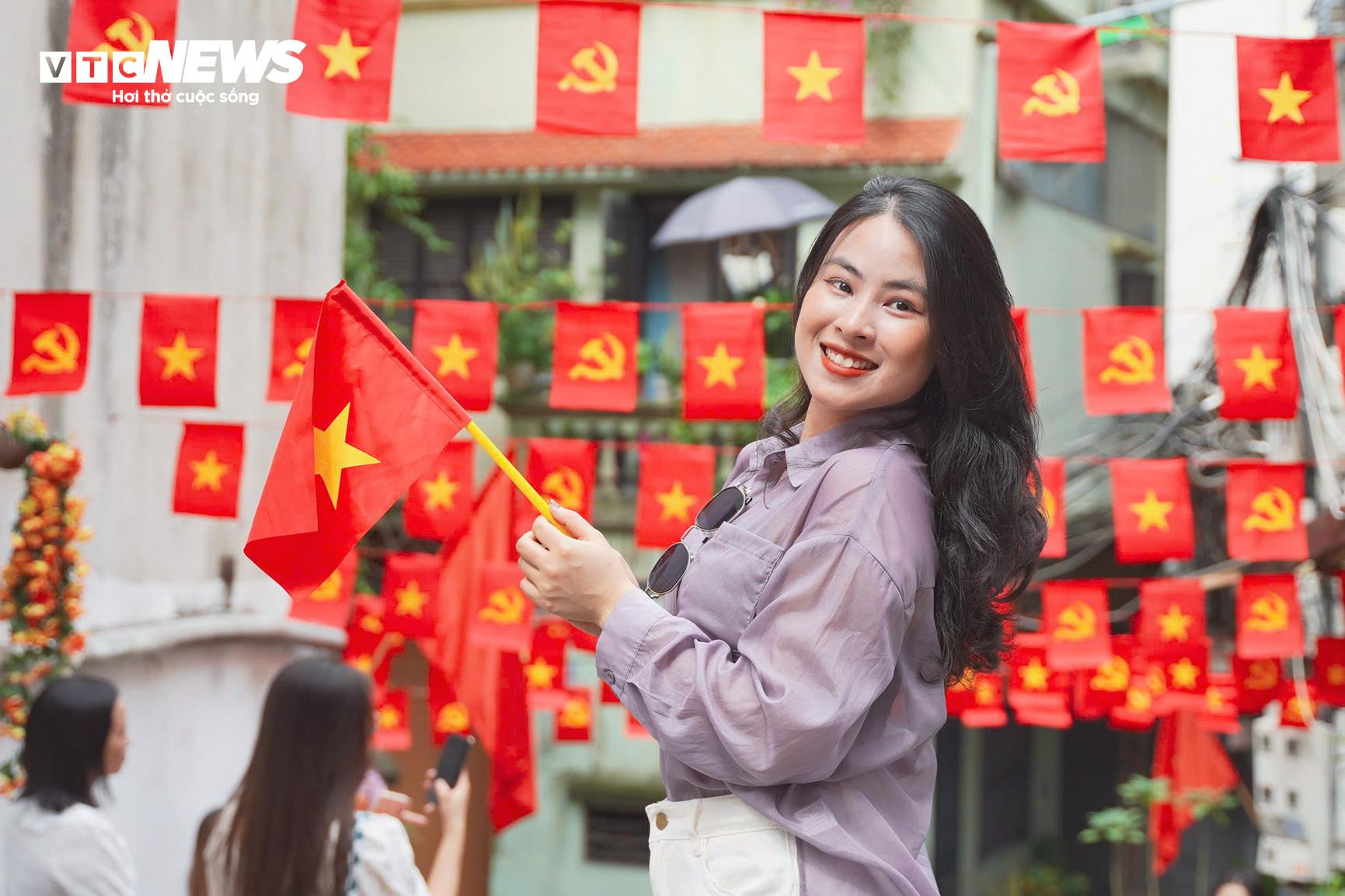 Thiếu nữ diện áo dài, chụp ảnh cùng cờ Tổ quốc ở con ngõ nổi tiếng Hà Nội - 5