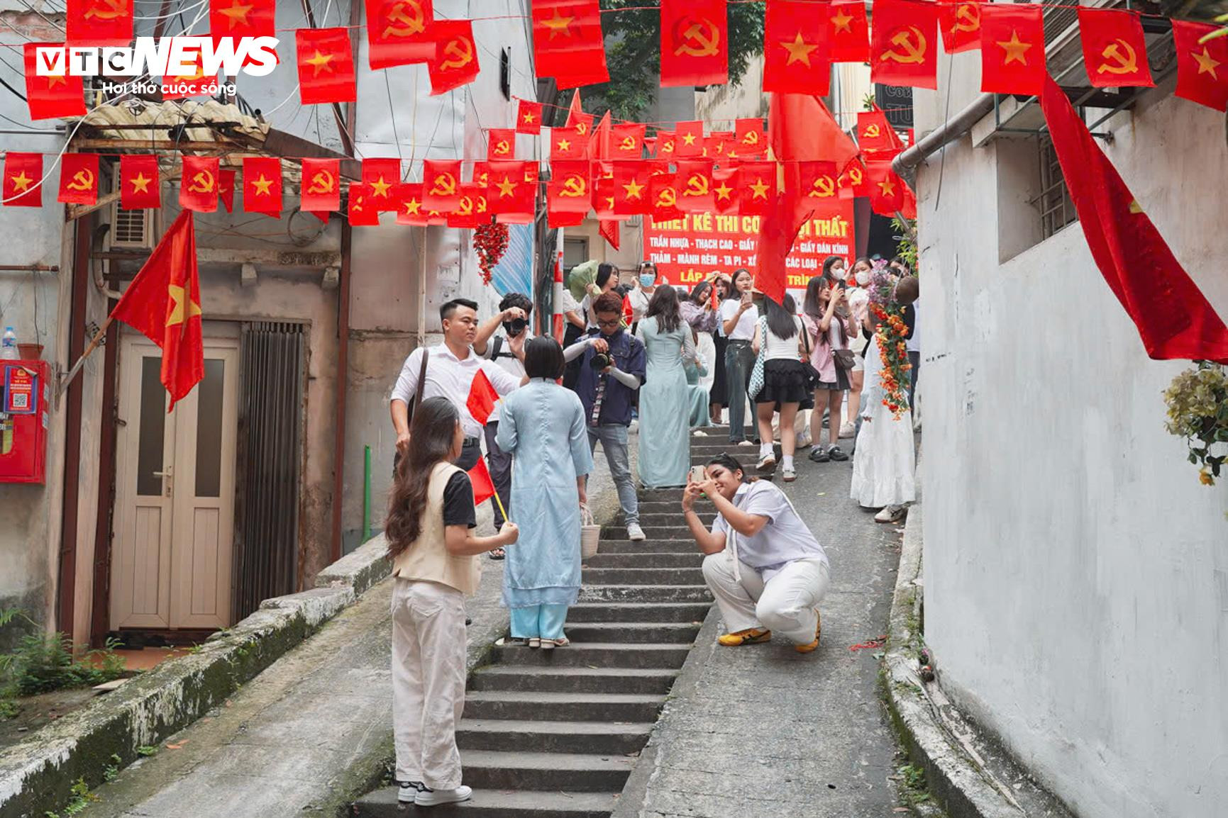 Thiếu nữ diện áo dài, chụp ảnh cùng cờ Tổ quốc ở con ngõ nổi tiếng Hà Nội - 13