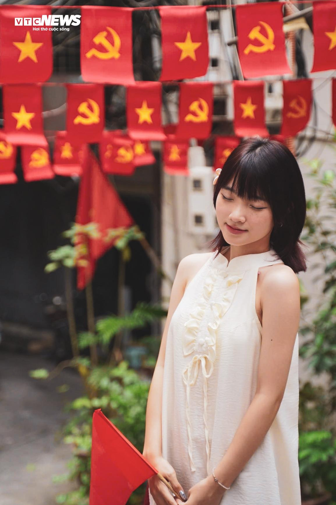 Thiếu nữ diện áo dài, chụp ảnh cùng cờ Tổ quốc ở con ngõ nổi tiếng Hà Nội - 4