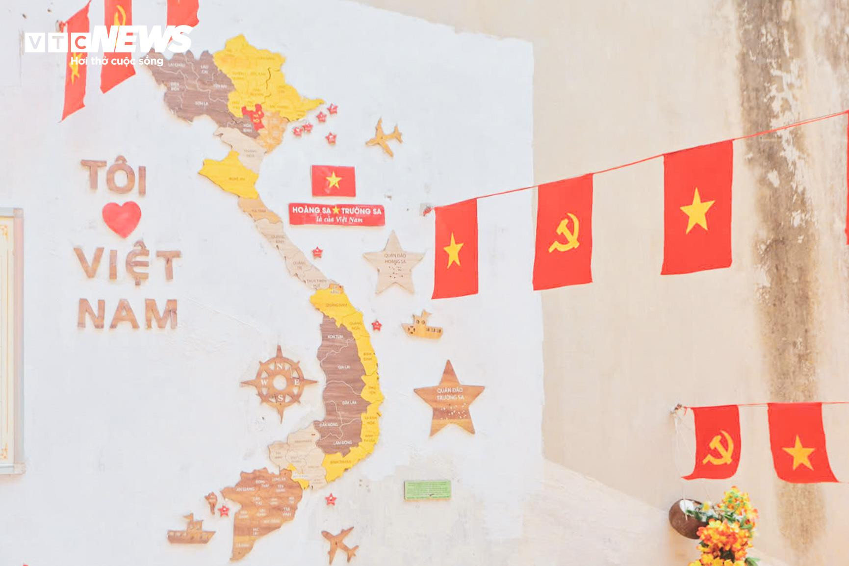 Thiếu nữ diện áo dài, chụp ảnh cùng cờ Tổ quốc ở con ngõ nổi tiếng Hà Nội - 8